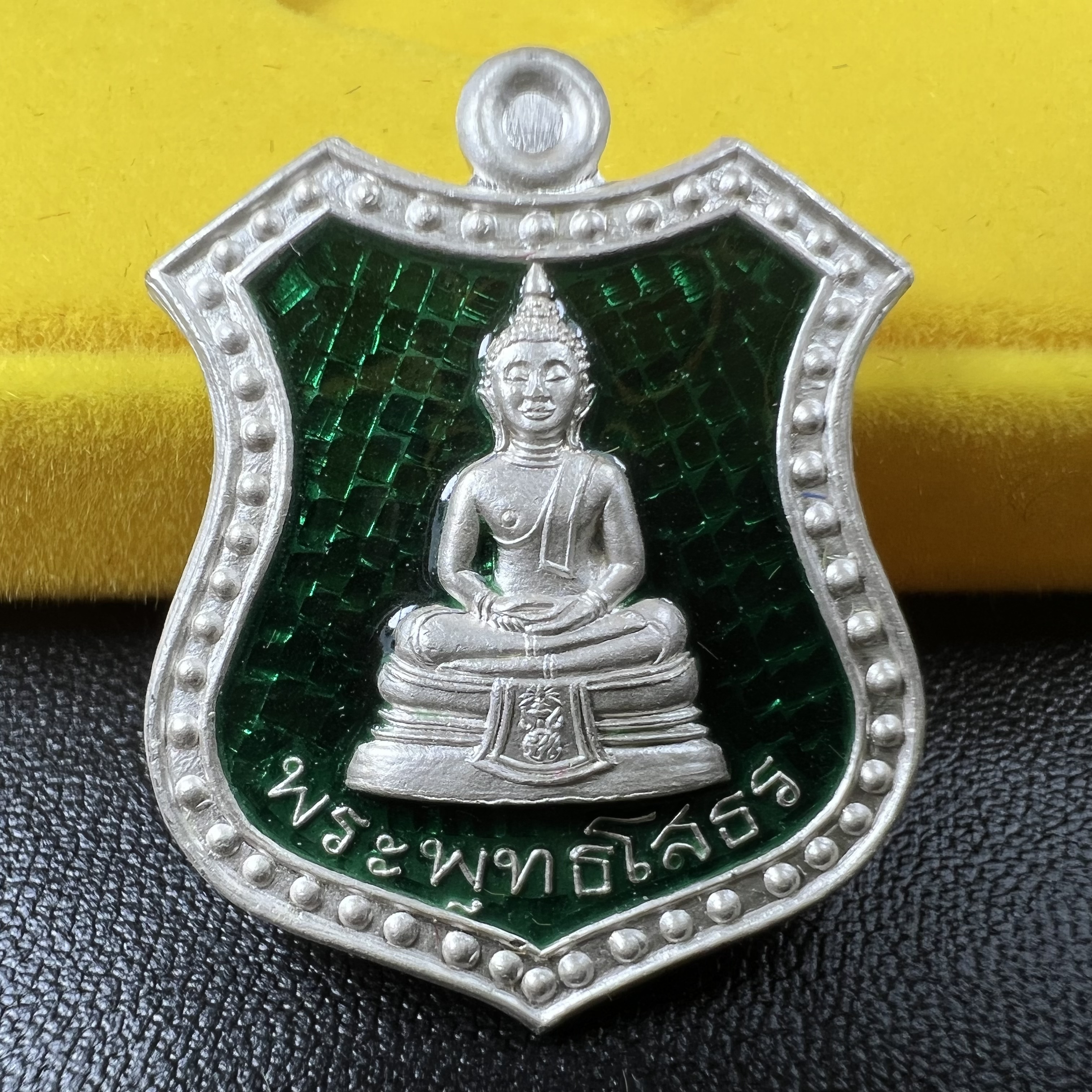 เหรียญหลวงพ่อโสธร ภปร. รุ่นกาญจนาภิเษก จัดสร้างในมงคลวโรกาสที่พระบาทสมเด็จพระเจ้าอยู่หัวรัชกาลที่9 เสด็จเถลิงถวัลย์สิริราชสมบัติ ครบ 50 ปี ในพุทธศักราช 2539 เนื้อเงินลงยา(สีแดง สีเหลือง สีน้ำเงิน สีเขียว)ครบชุดรวม 4 เหรียญ(พิธีใหญ่เข้มขลัง)1 ใน 9950 ชุด