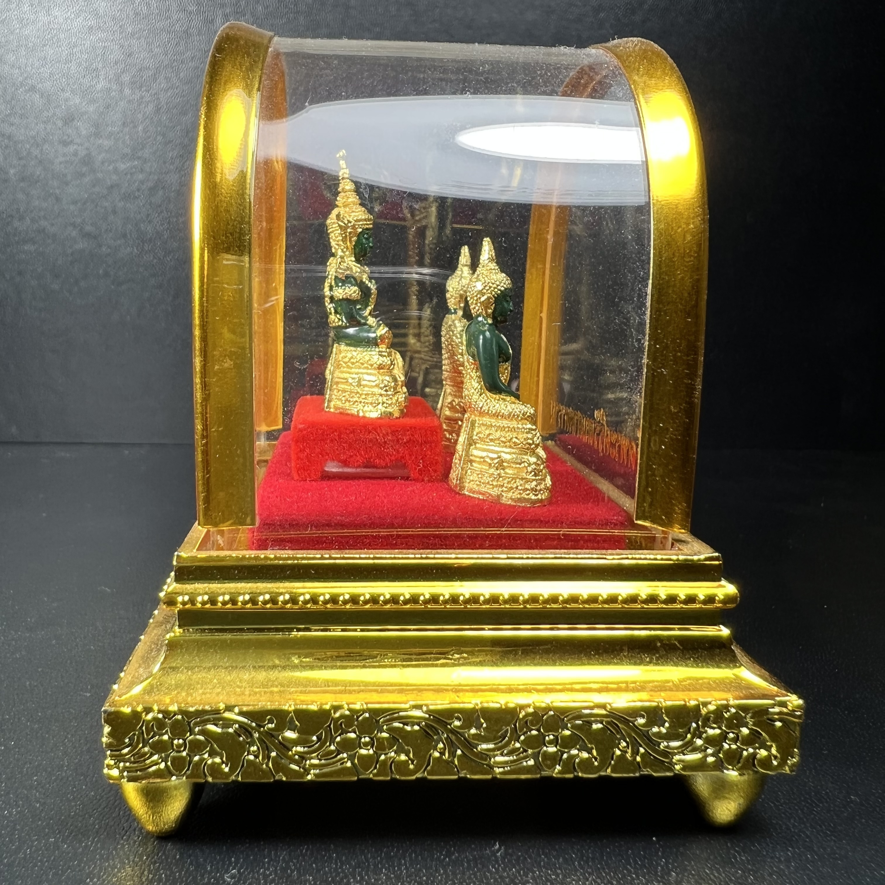 พระพุทธมหามณีรัตนปฏิมากร(พระแก้วมรกต) วัดพระศรีรัตนศาสดาราม สำนักพระราชวัง จัดสร้าง พิมพ์ทรงเครื่อง 3 ฤดู(ร้อน ฝน หนาว) หน้าตัก 1 นิ้วพร้อมครอบตู้เดิม(บรรจุมวลสารใต้ฐาน)