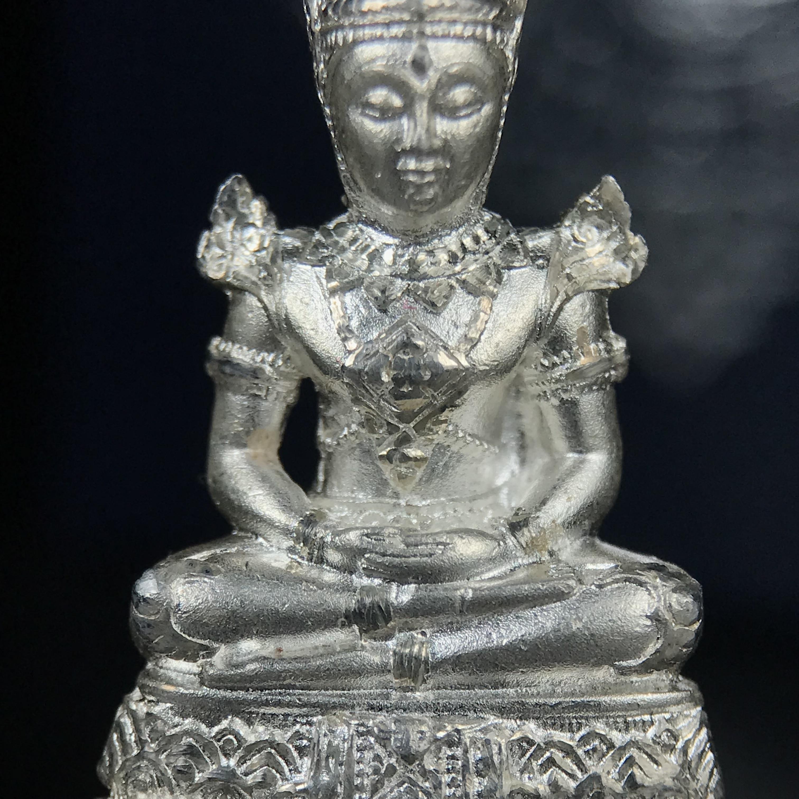 พระแก้วมรกต กรมสรรพสามิตจัดสร้างขึ้นเนื่องในโอกาสครบรอบ 64 ปีของกรมสรรพสามิต และเนื่องในวโรกาสที่พระบาทสมเด็จพระเจ้าอยู่หัวรัชกาลที่ 9 ทรงครองราชย์ครบ50ปีเมื่อ พ.ศ.2539 เนื้อเงินทรายนวลขัดเงา พร้อมกล่องบรรจุเดิมสวยครบสมบูรณ์