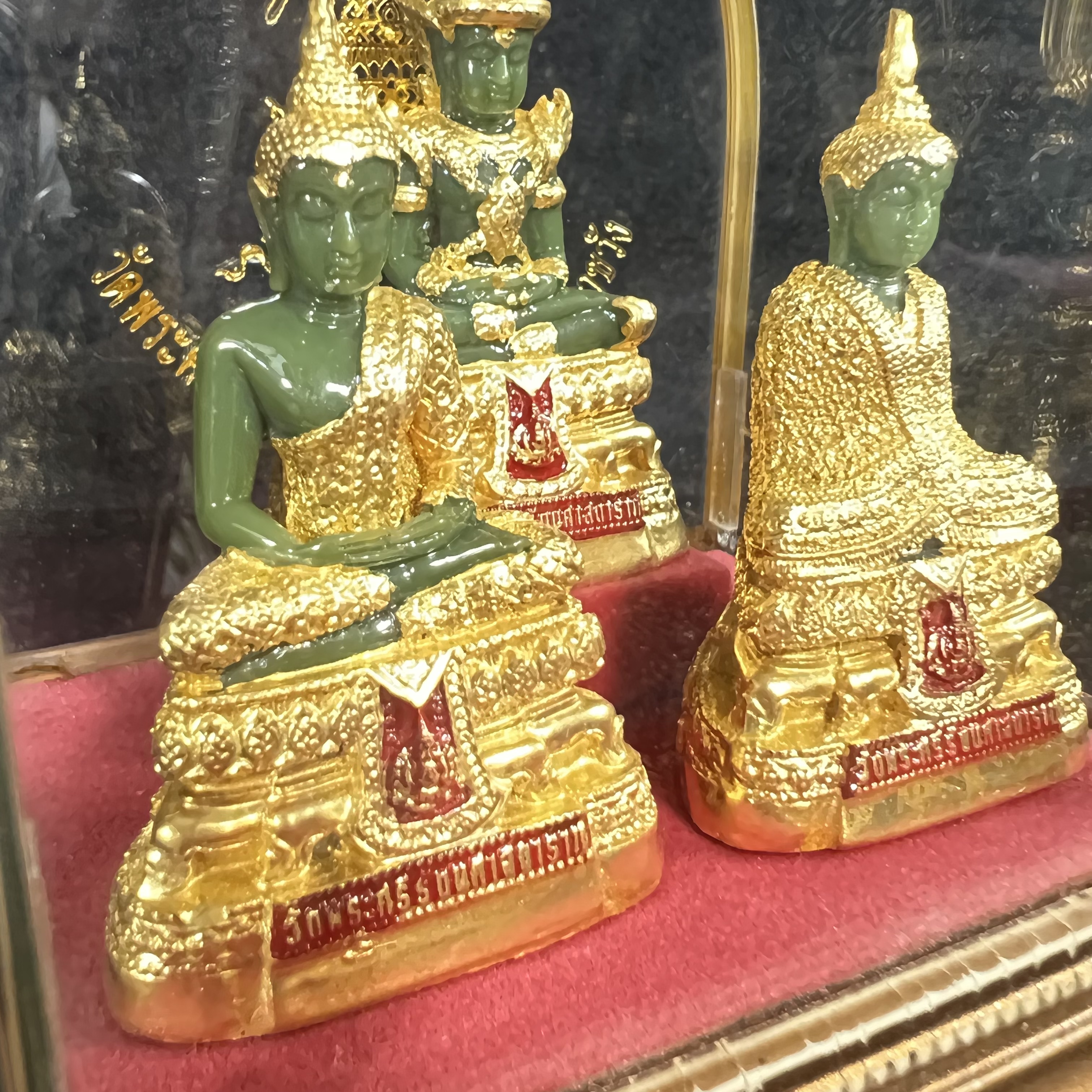 พระพุทธมหามณีรัตนปฏิมากร(พระแก้วมรกต) วัดพระศรีรัตนศาสดาราม สำนักพระราชวัง จัดสร้าง พิมพ์ทรงเครื่อง 3 ฤดู(ร้อน ฝน หนาว) หน้าตัก 2 นิ้วพร้อมครอบตู้เดิม(บรรจุมวลสารใต้ฐาน)