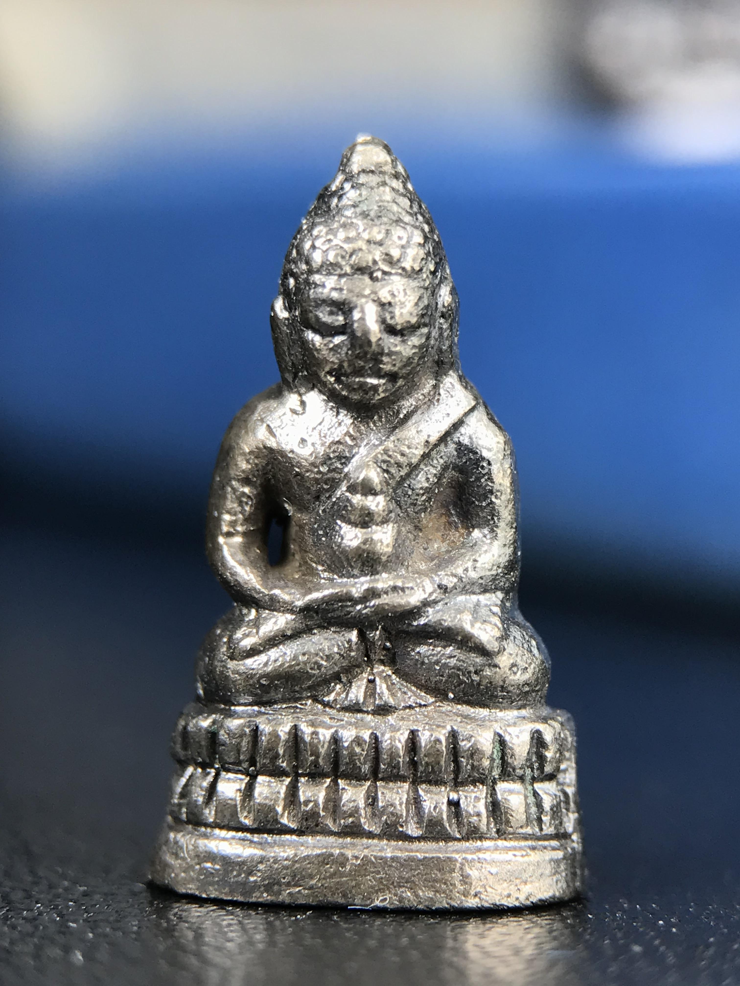 พระกริ่ง-พระชัยวัฒน์ สว. 90 พรรษาสมเด็จย่า ปี2533 เนื้อนวโลหะ(ผสมทองคำเยอะมากรุ่นนี้)(ในหลวงรัชกาลที่9เสด็จในพิธี)(หล่อแบบโบราณอุดมวลสาร 108 แบบฉบับพระกริ่งใหญ่สายวัดสุทัศน์ พระสังฆราช(แพ))(1 ใน 3000 ชุด) หายาก
