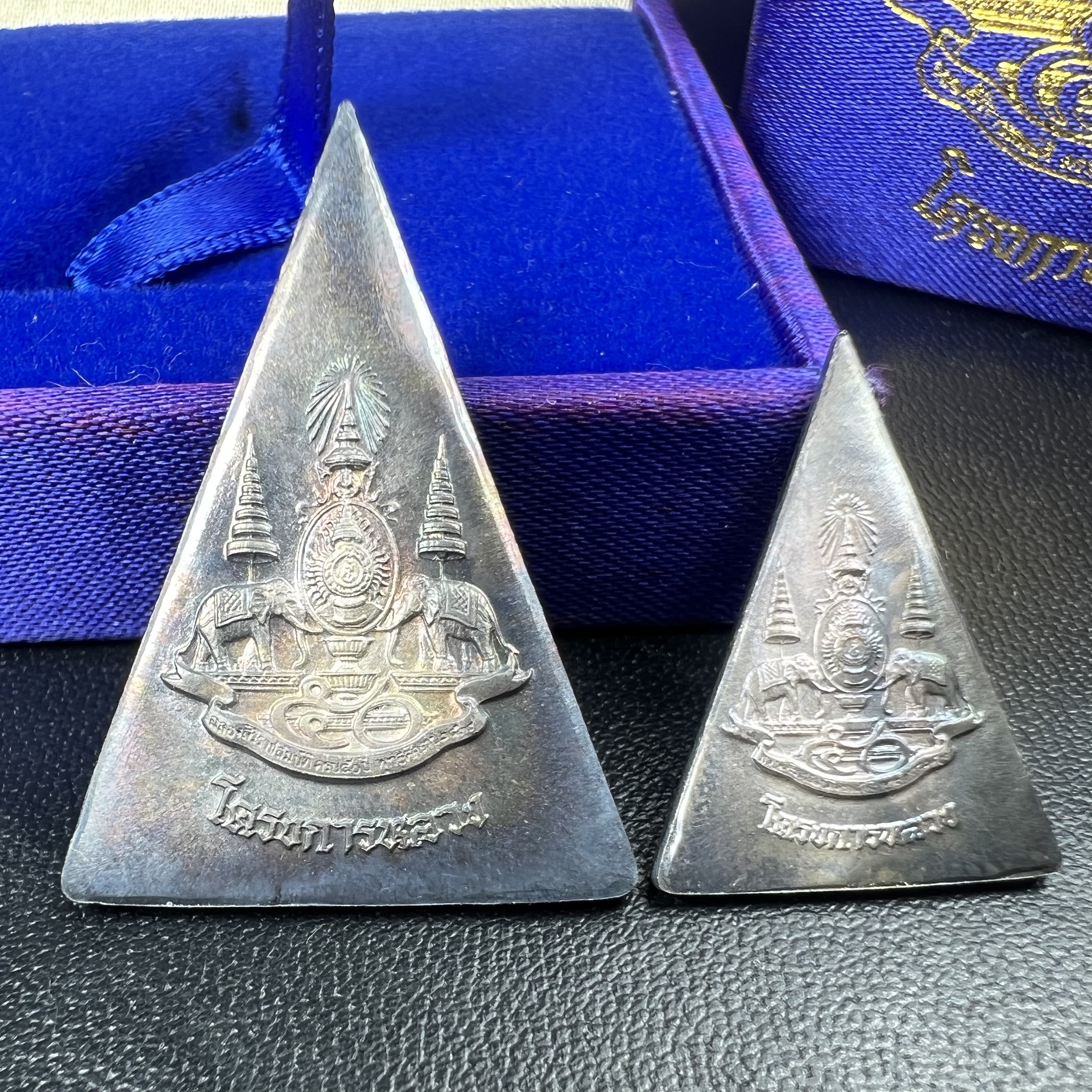 พระพุทธนวราชบพิตร พระพิมพ์จิตรลดา โครงการหลวง ปี2539 (พิมพ์ใหญ่+พิมพ์เล็ก) เนื้อเงินผิวเดิมขึ้นสีรุ่ง สวย แบบนิยมพร้อมกล่องบรรจุเดิม พิธีใหญ่ ปลุกเสกวัดพระแก้ว(1ชุด 2 องค์)