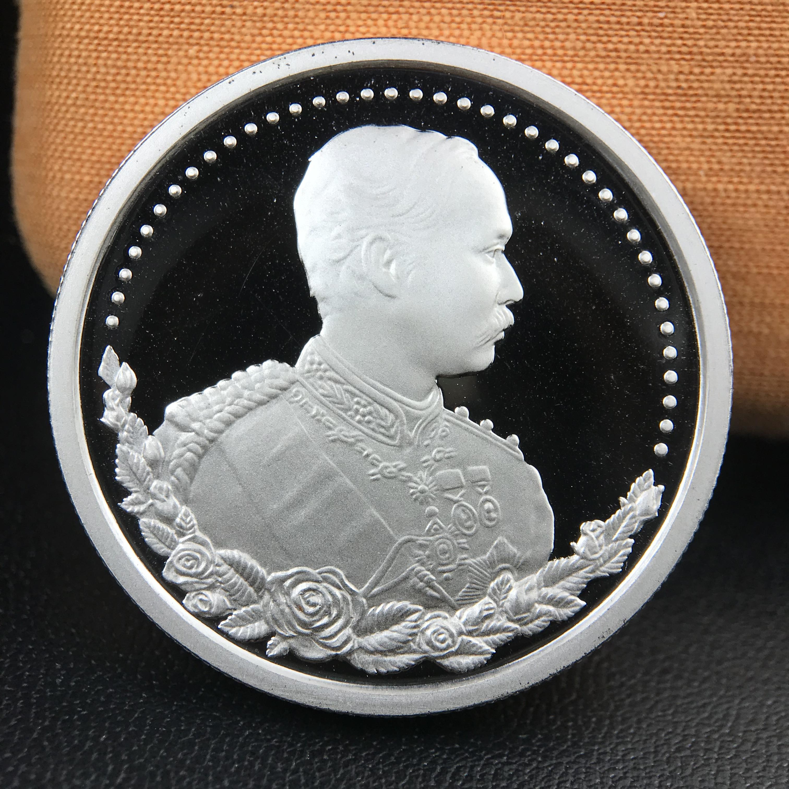 เหรียญรัชกาลที่ 5 หลัง 12 นักษัตริย์ รุ่นมหาลาภ ปี 2539 เนื้อเงินขัดเงา บล็อกนอก(เพิร์ธ)ออสเตรเรีย ขนาด 3.2 ซ.ม. กล่องบรรจุเดิมครบสมบูรณ์สวยงาม พิธีพุทธาภิเษก ณ.พระอุโบสถ วัดพระแก้ว สมเด็จพระญาณสังวร สมเด็จพระสังฆราช เป็นประธานพิธี