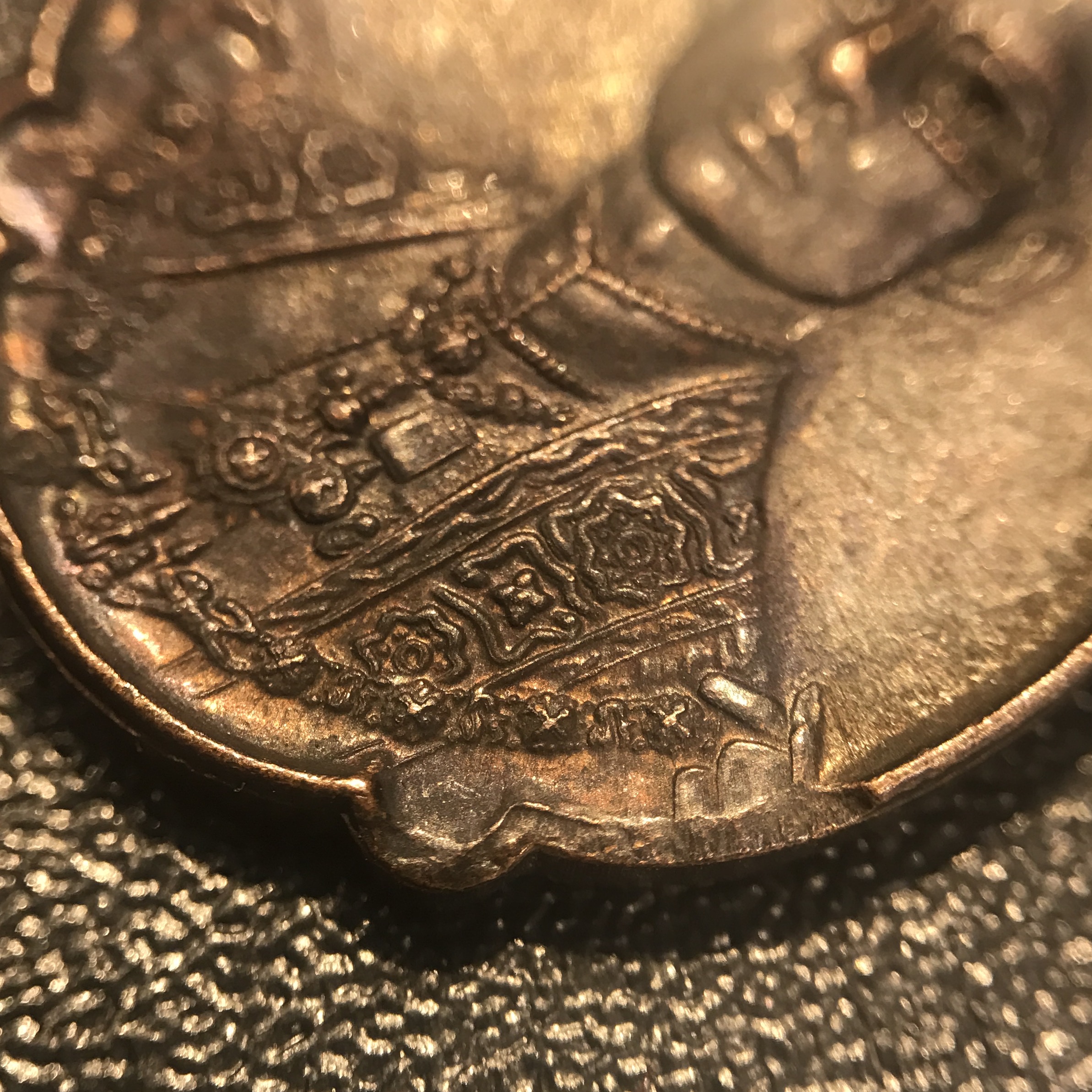 เหรียญ ร.9 ทรงเฉลิมพระชนมพรรษาครบ 4 รอบ ปี2518 (เนื้อทองแดงบล็อคนิยมวงเดือนบน)