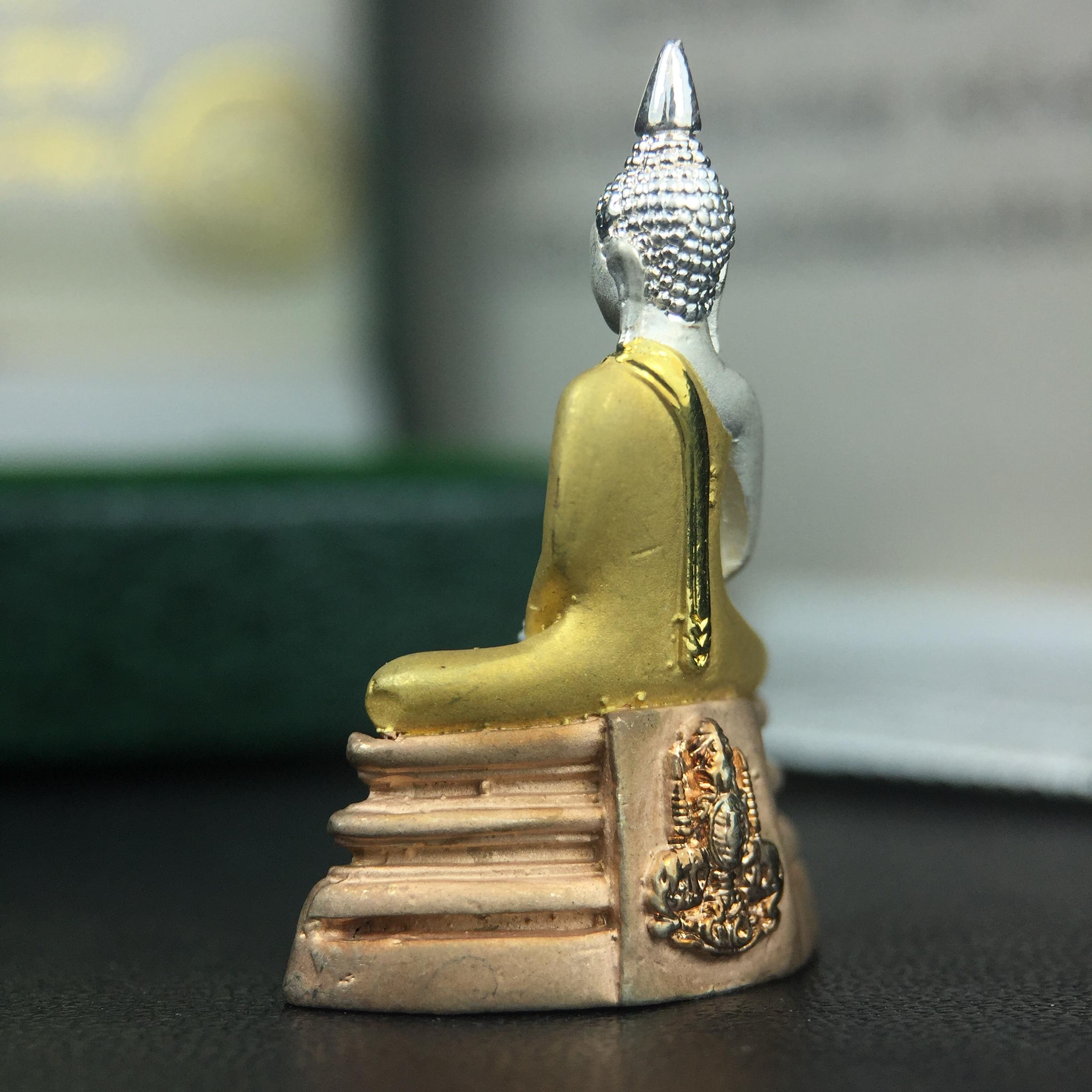 พระพุทธโสธร ภปร. รุ่นย้อนยุค สร้างพระอุโบสถ สมาคมชาวฉะเชิงเทรา จัดสร้าง ปี 2539 วโรกาสครองสิริราชสมบัติครบ 50 ปี เนื้อเงินชุบสามกษัตริย์ทรายนวลขัดเงาบางส่วน(สภาพผิวเดิม เก่าเก็บอย่าดี สวยมาก แบบนี้หายาก) พร้อมกล่องบรรจุและใบรับรองเดิมครบสมบูรณ์