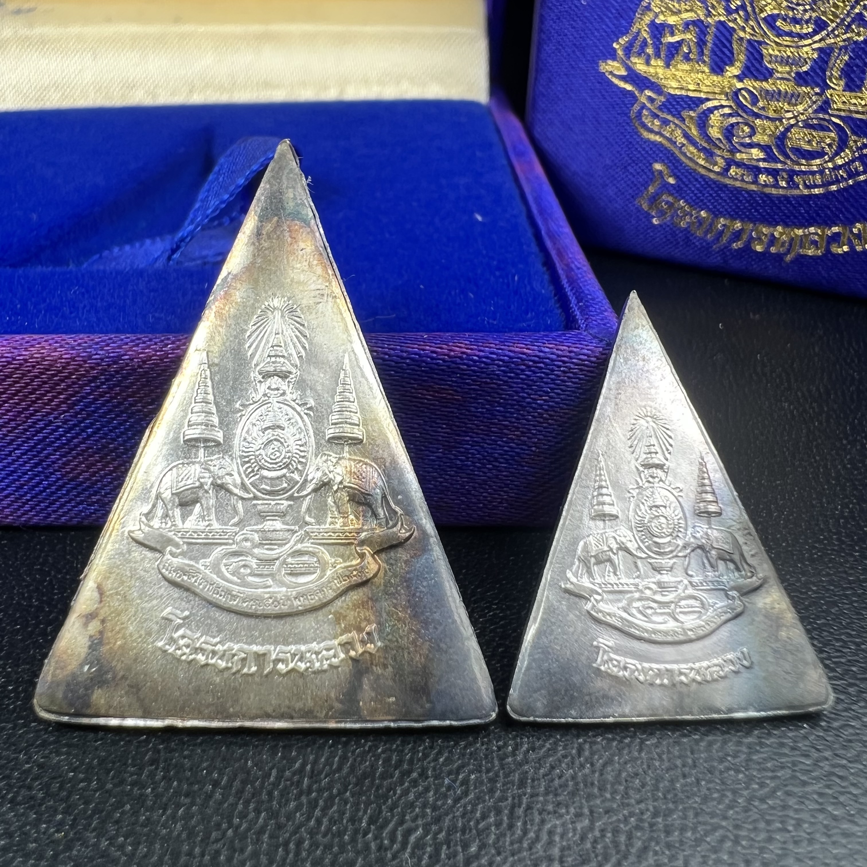 พระพุทธนวราชบพิตร พระพิมพ์จิตรลดา โครงการหลวง ปี2539 (พิมพ์ใหญ่+พิมพ์เล็ก) เนื้อเงินผิวเดิมขึ้นสีรุ่ง สวย แบบนิยมพร้อมกล่องบรรจุเดิม พิธีใหญ่ ปลุกเสกวัดพระแก้ว(1ชุด 2 องค์)
