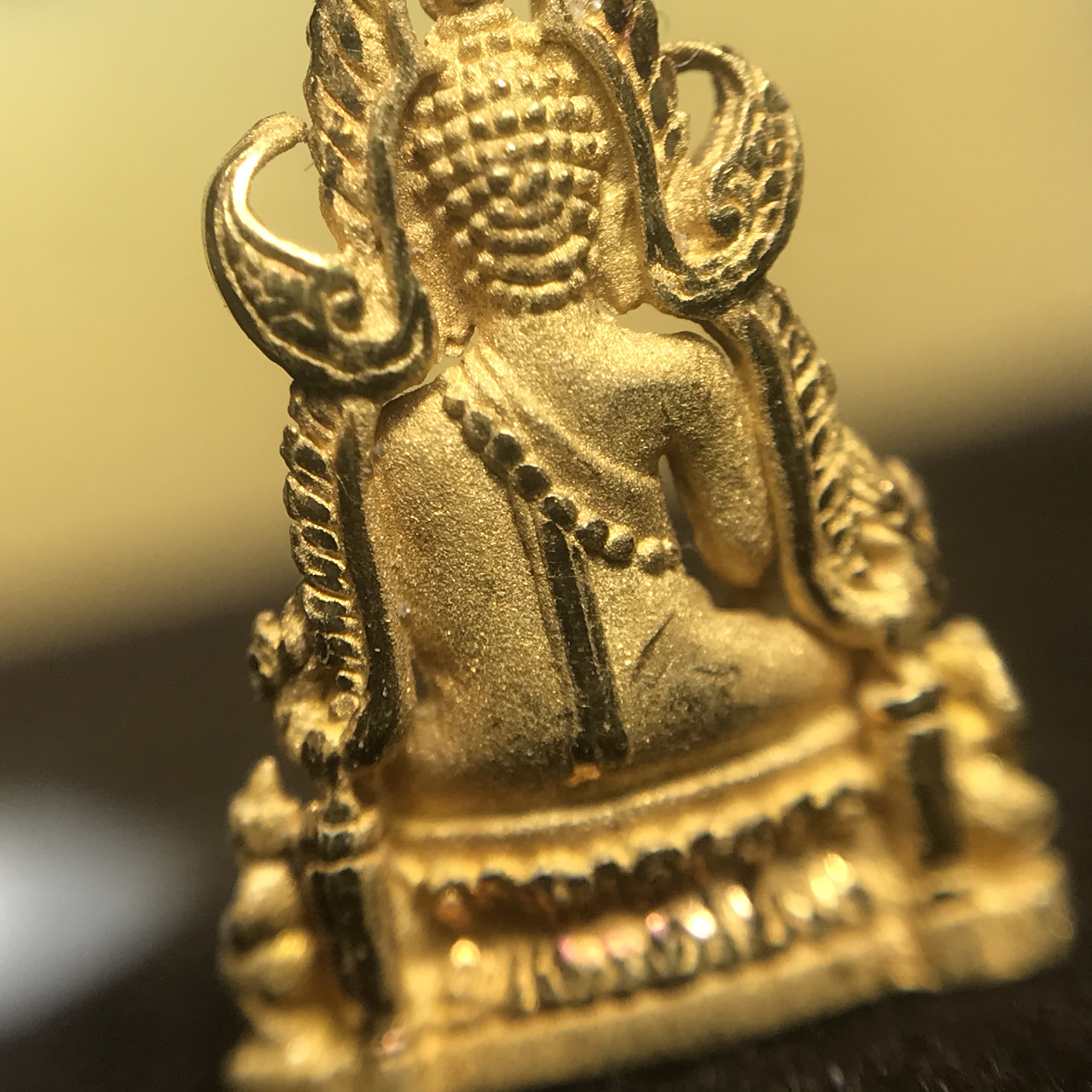 พระพุทธชินราช ภปร. โครงการ "เพราะแผ่นดินนี้ คือ แผ่นดินเกิด" ปี2548(รุ่นแรก) ลอยองค์ หน้าตัก 1/4 นิ้ว เนื้อทองคำบริสุทธิ์ 96.5% (น้ำหนัก 2.5 กรัม)