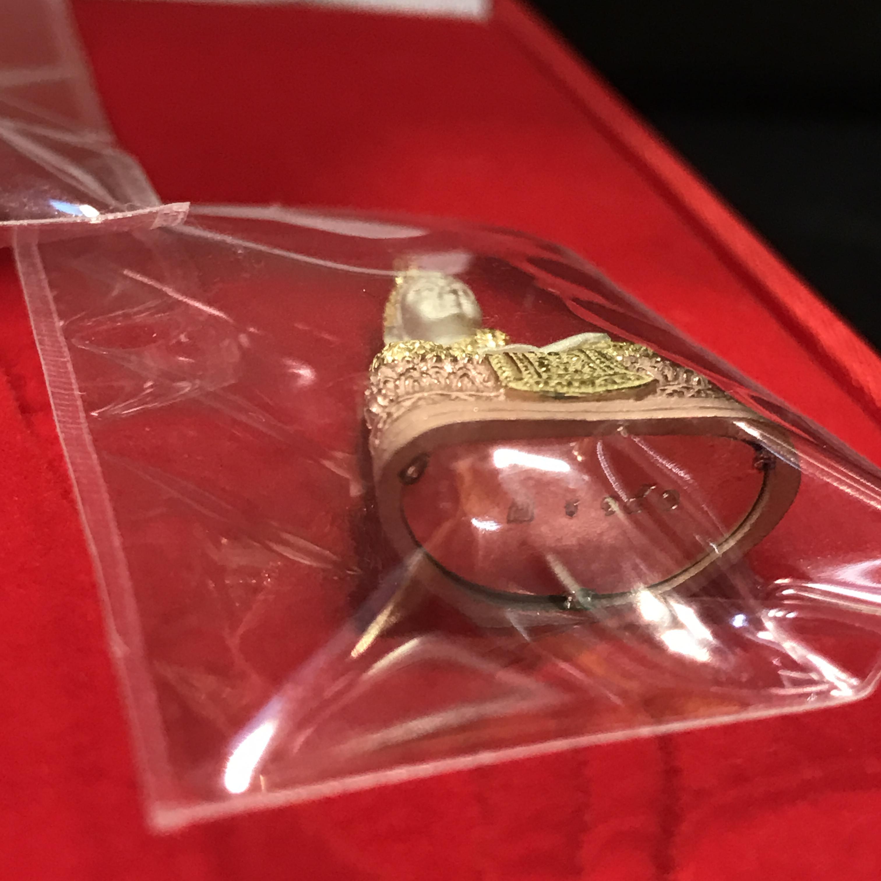 ชุดพระพุทธมหามณีรัตนปฎิมากร(พระแก้วมรกต)รุ่น เฉลิมพระเกียรติ วัดพระศรีรัตนศาสดาราม(วัดพระแก้ว) ปี2543 เนื้อเงินสามกษัตริย์พิมพ์ใหญ่ลอยองค์ชุด 3ฤดู สภาพสวยซีนเดิมกล่องครบ