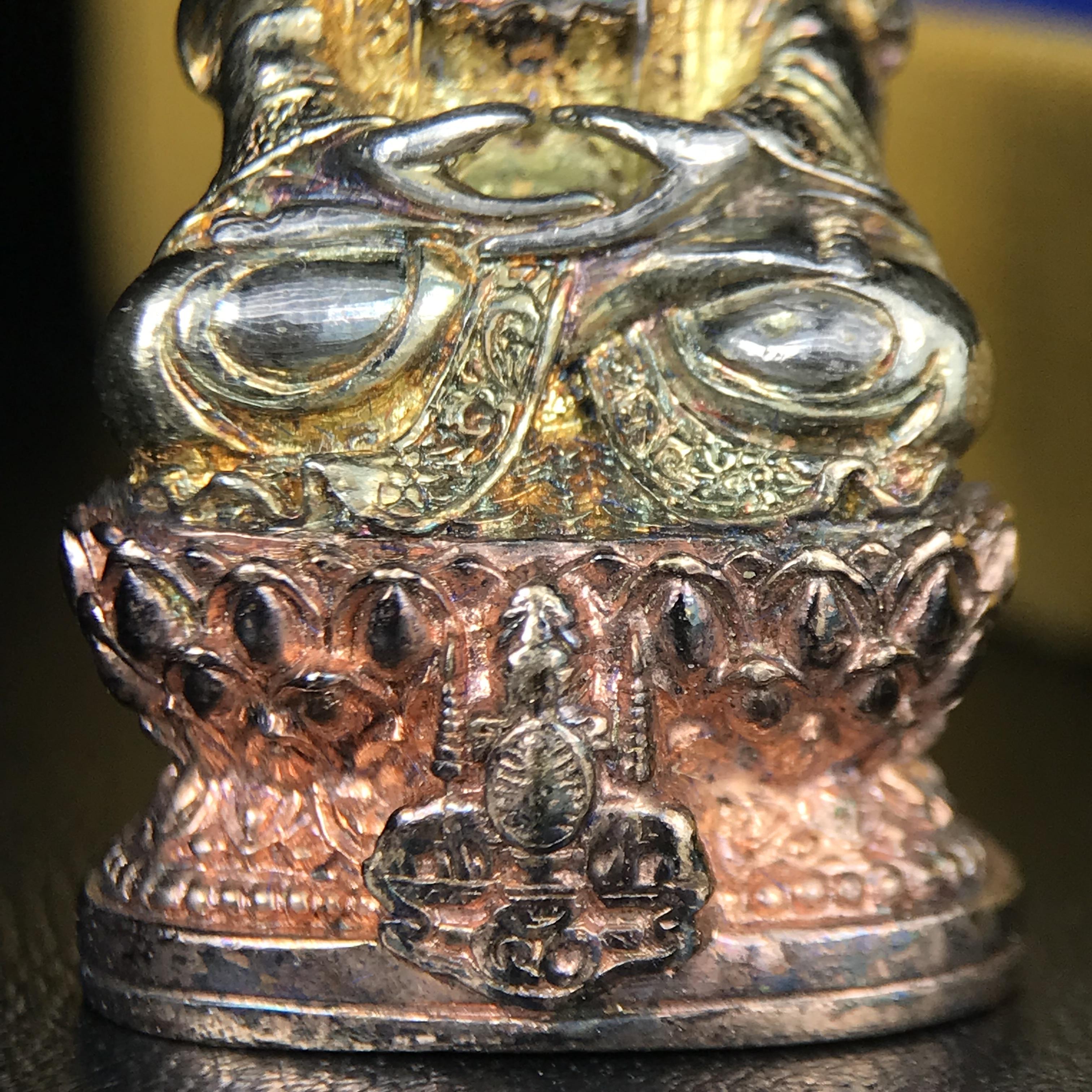 พระกริ่งจีน "ต้าเยิ่นถะ" ชุดกาญจนาภิเษกครองราชย์ 50 ปี วัดบวรนิเวศวิหาร ปี 2538 เนื้อเงินสามกษัตริย์ 99.99% สูง 3.8 ซม. (สภาพผิวสวยเดิมติดรุ้งๆ พิธีใหญ่ พุทธศิลป์งดงาม) สภาพสวยเดิมพร้อมกล่องบรรจุเดิม ***ตอกโค๊ดหมายเลข ๖๒๙๒***