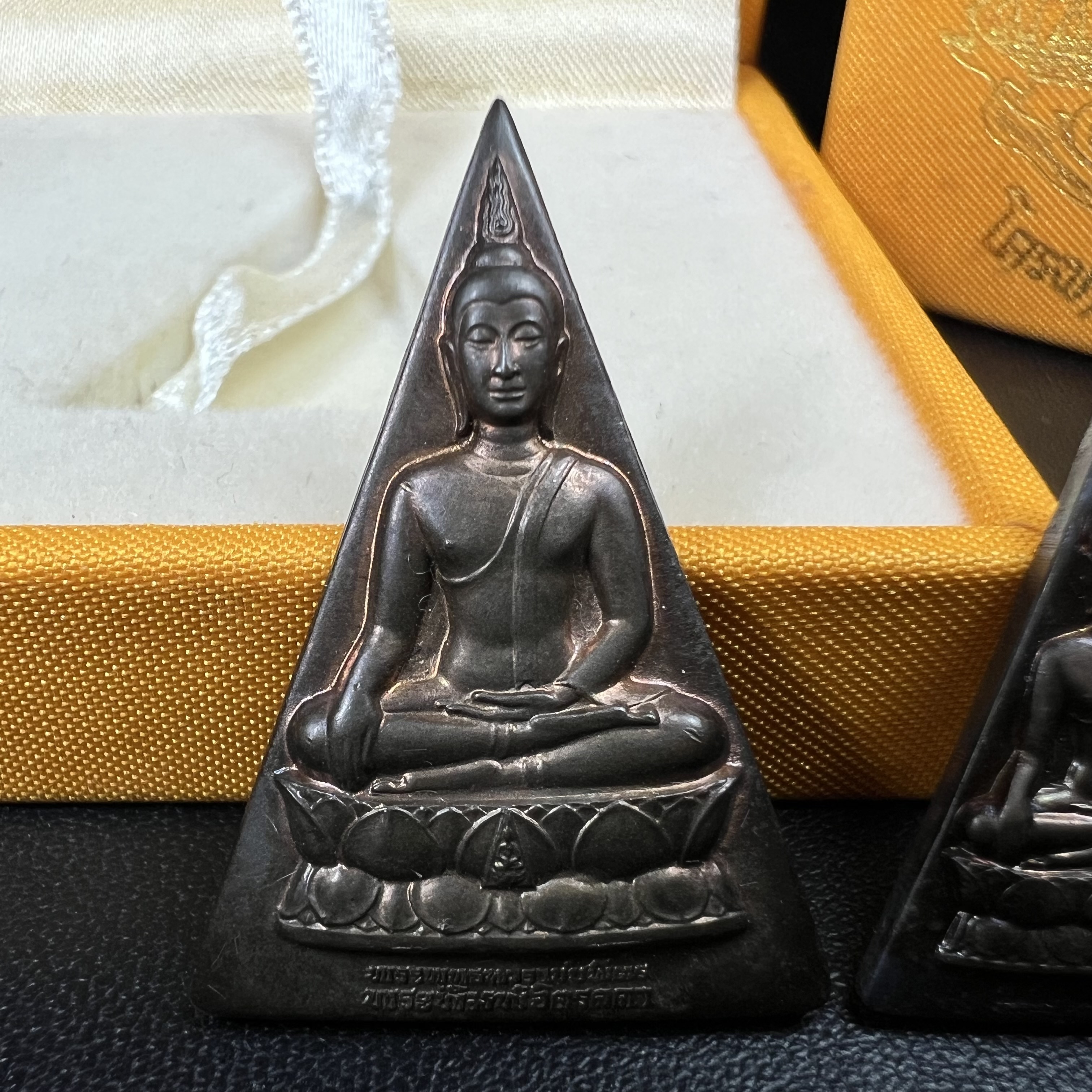 พระพุทธนวราชบพิตร พระพิมพ์จิตรลดา โครงการหลวง ปี2539 (พิมพ์ใหญ่+พิมพ์เล็ก) เนื้อนวโลหะ พร้อมกล่องบรรจุเดิม พิธีใหญ่ ปลุกเสกวัดพระแก้ว(1ชุด 2 องค์)