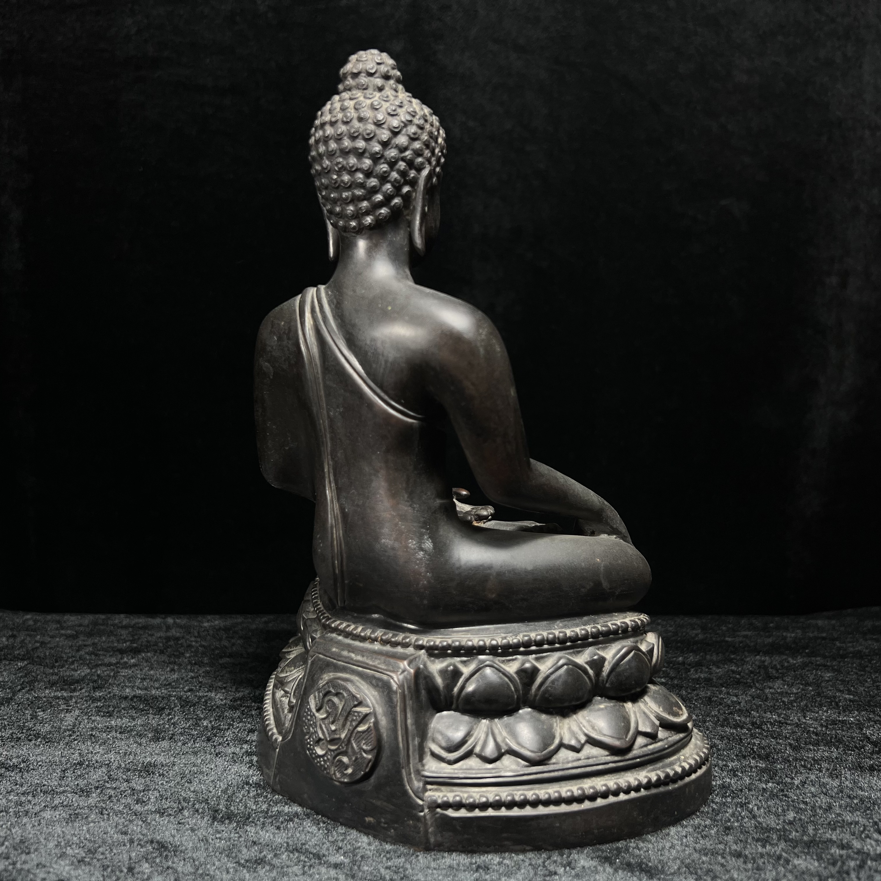 พระพุทธรูปบูชา จปร. ศิลปะไทยประยุกต์ แบบคุปตะ(อินเดีย) พระบาทสมเด็จพระเจ้าอยู่หัวรัชกาลที่ 9 ทรงเสด็จพระราชดำเนินมาในงาน เททองหล่อ ณ.วัดราชบพิธสถิตมหาสีมาราม เนื่องในงานฉลองครบ100ปี วัดราชบพิธฯ ปี 2513 เข้าหุ่นดินไทย ขนาดหน้าตัก 5 นิ้ว พิธีใหญ่