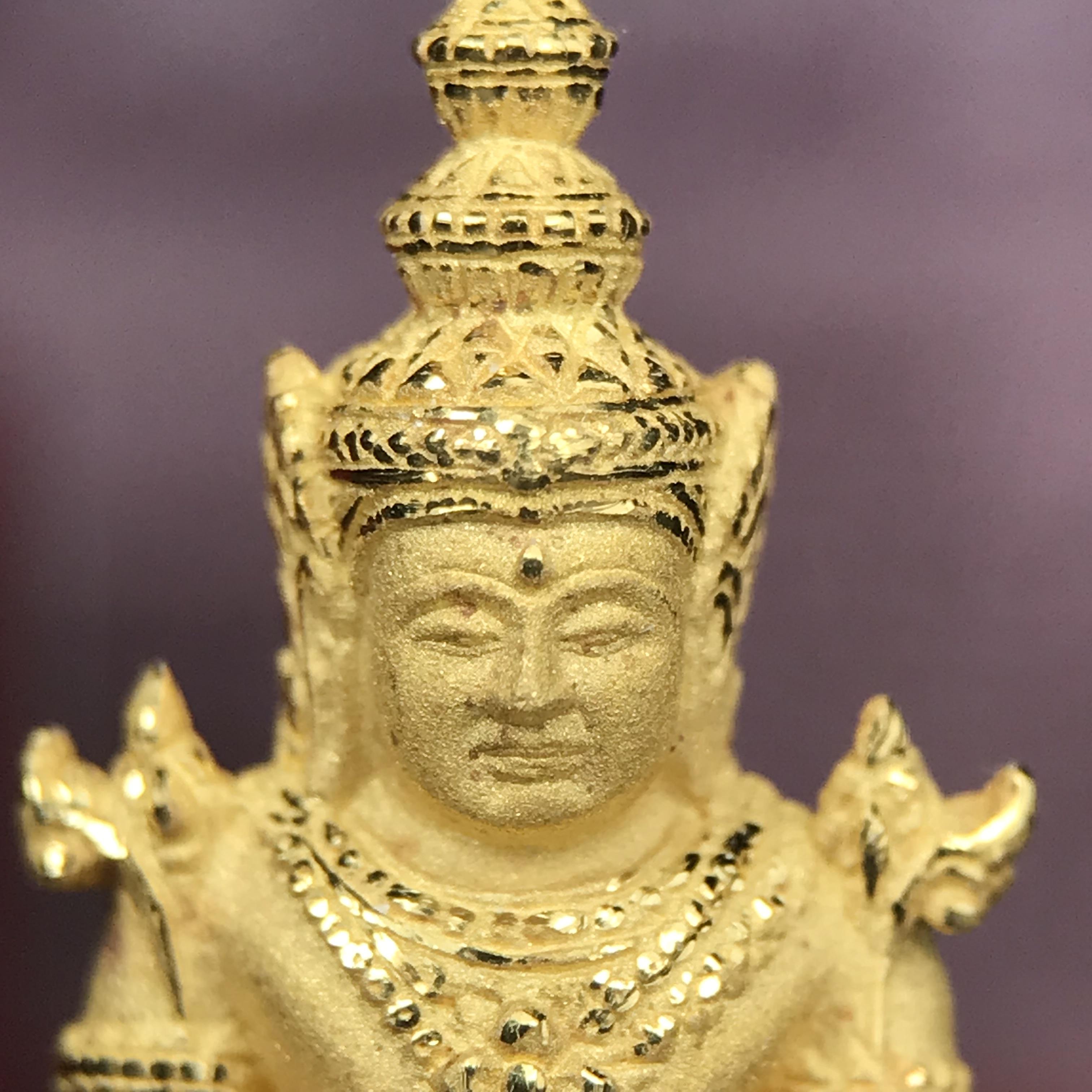 พระแก้วมรกต ภปร.(รุ่นแรก) ปี2545 รุ่นฉลองกรุงรัตนโกสินทร์ครบ 220 ปี พิมพ์ลอยองค์ใหญ่ เนื้อทองคำบริสุทธิ์ 96.5%(15.2 กรัม) ขนาด 19*35 มม.ครบสมบูรณ์(องค์หมายเลข ๓๓)(เลขคู่สวย)สุดยอดมงคลแผ่นดินที่ควรเก็บรักษา บูชาเป็นมงคลชีวิต(สวยงามและหายากมาก)(1ใน1000องค์)