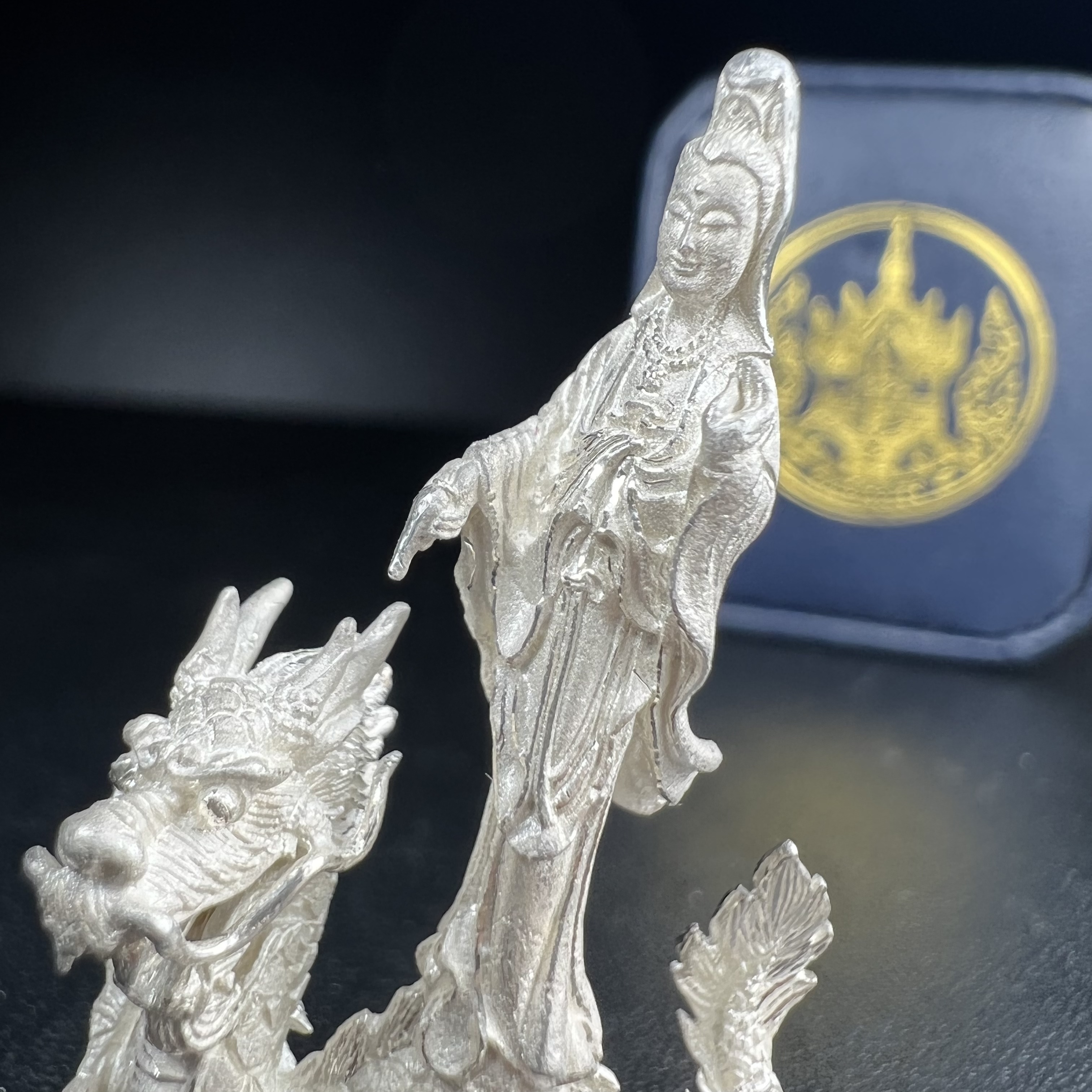 รูปหล่อลอยองค์พระโพธิสัตว์กวนอิม ทรงประทับมังกร จ.ระนอง เนื้อเงิน พิมพ์ใหญ่(สภาพผิว สวยงดงาม ทรงคุณค่า) เฉลิมฉลองในวโรกาสที่พระบาทสมเด็จพระเจ้าอยู่หัวทรงครองสิริราชสมบัติครบ 50 ปี จ.ระนอง พ.ศ.2539