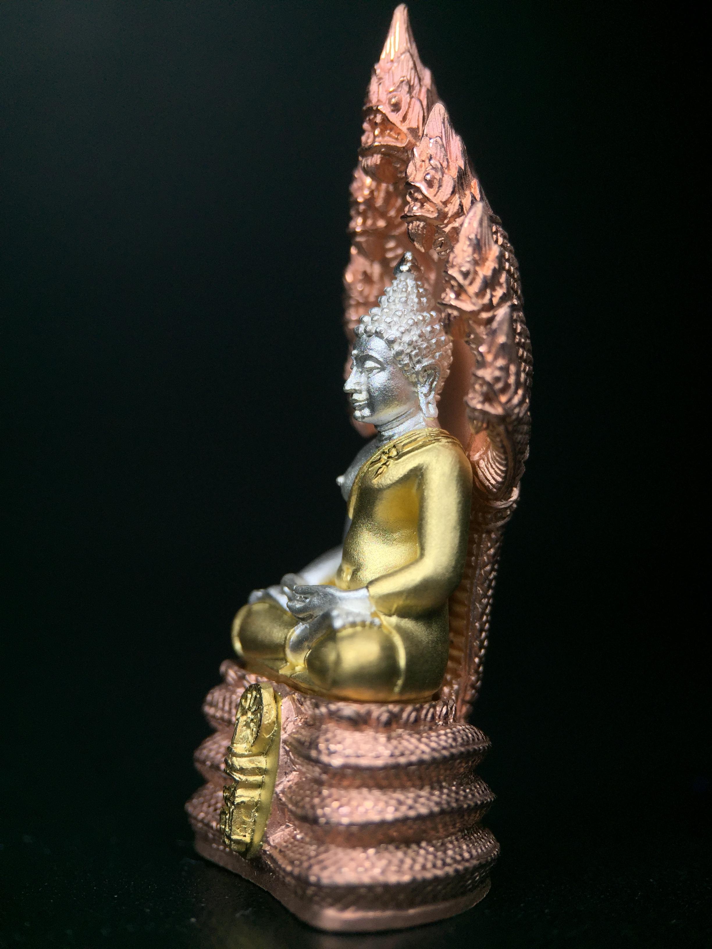 พระนาคปรก สธ. รุ่นสร้างพระอุโบสถเฉลิมพระเกียรติ 4 รอบ 84 พรรษา สมเด็จพระเทพรัตนราชสุดาฯ วัดบวรนิเวศวิหาร ปี 2543 พิมพ์ใหญ่ เนื้อเงินบริสุทธิ์ ชุบสามกษัตริย์แบบพ่นทรายขัดเงาบางส่วน(สภาพ สวย )พิธีใหญ่ พุทธศิลป์งดงาม หายาก (1 ใน 1999 องค์)