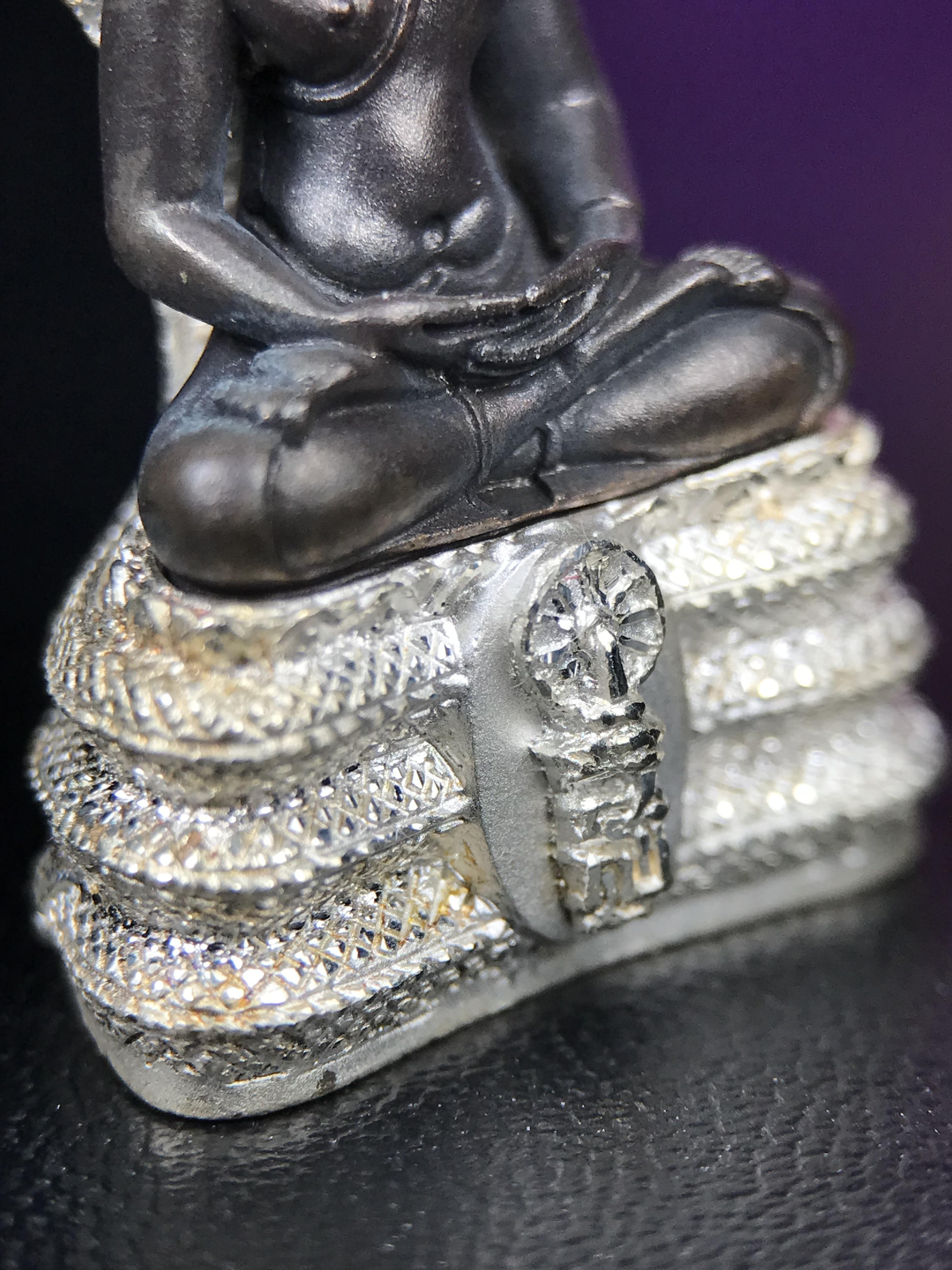 พระนาคปรก สธ. รุ่นสร้างพระอุโบสถเฉลิมพระเกียรติ 4 รอบ 84 พรรษา สมเด็จพระเทพรัตนราชสุดาฯ วัดบวรนิเวศวิหาร ปี 2543 พิมพ์ใหญ่ องค์พระเนื้อนวโลหะ ฐานนาคปรกเนื้อเงิน(สภาพ สวย )พิธีใหญ่ พุทธศิลป์งดงาม หายาก(องค์หมายเลขสวย ๒๖๖) (1 ใน 1999 องค์)