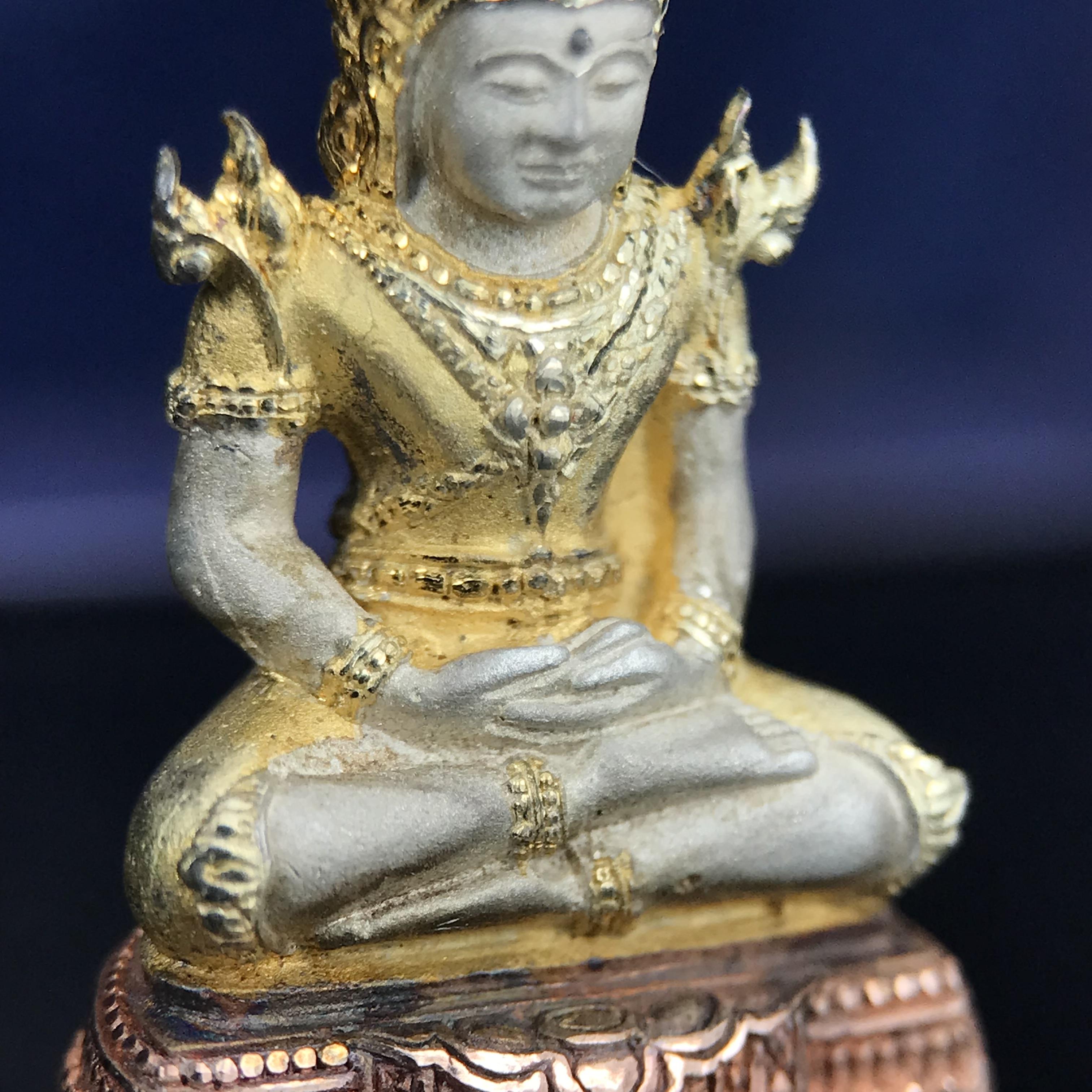 พระแก้วมรกต ภปร. ปี 2547 จัดสร้างโดยโรงพยาบาลภูมิพลอดุลยเดช เนื้อเงิน(3 กษัตริย์) ลอยองค์ หน้าตัก 1/2 นิ้ว สูง 3.7 ซม.พิธีมหามังคาภิเษก ณ พระอุโบสถวัดพระศรีรัตนศาสดาราม(วัดพระแก้ว) งดงามทรงคุณค่าอีกหนึ่งรุ่นยอดนิยม หายาก(องค์หมายเลข ๑๔๑๖)