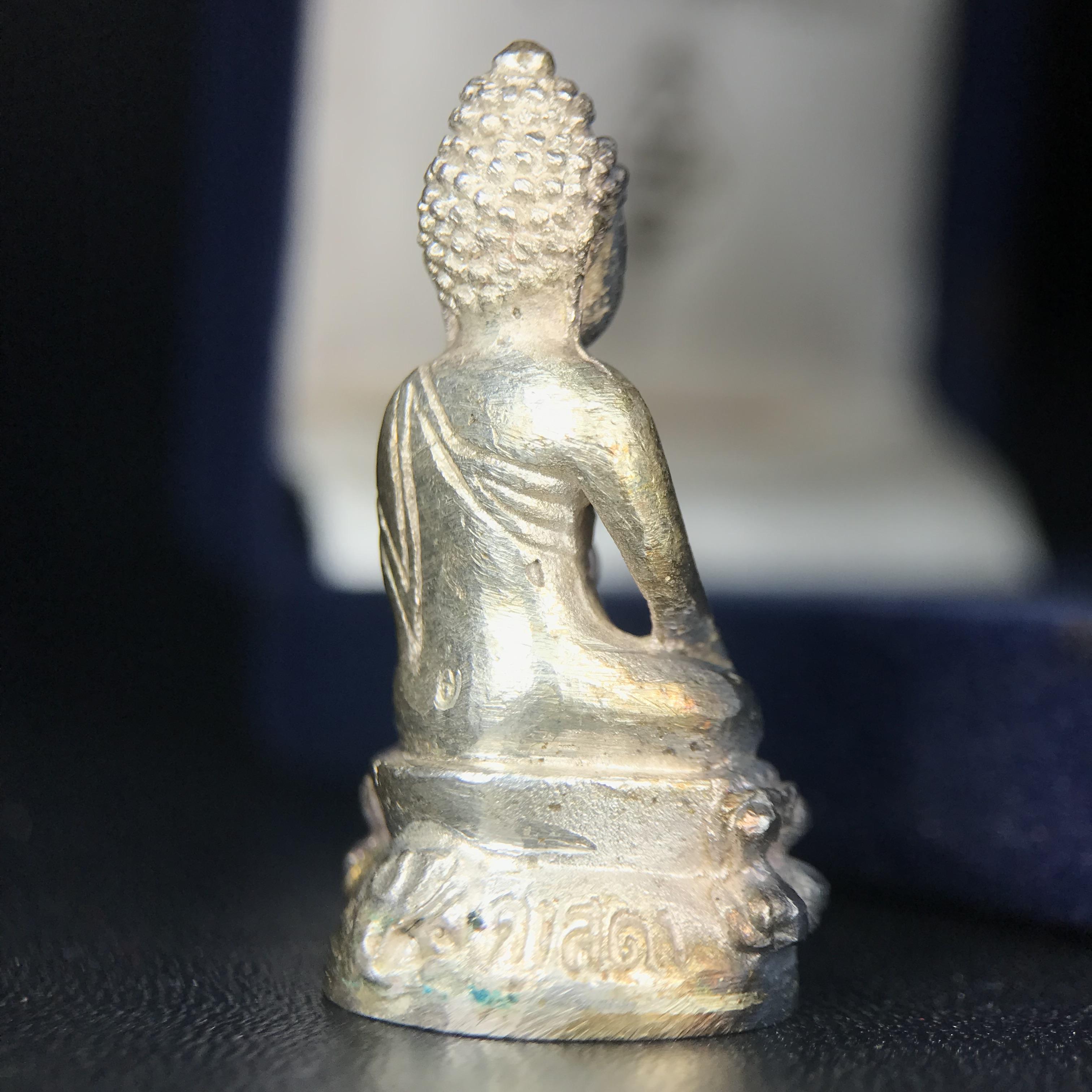 พระกริ่งศาสดา ภปร. วัดบวรนิเวศวิหาร ปี 2532 จัดสร้างในโอกาสสองทศวรรษรามาธิบดี เพื่อศูนย์การแพทย์สิริกิติ์ เนื้อเงิน(ผิวเดิมสวยงาม) (พิธีใหญ่ มวลสารมงคล สวยงามเข้มขลัง)สมเด็จพระญาณสังวร สมเด็จพระสังฆราชฯเสด็จเททอง***ตอกโค๊ตหมายเลข ๑๙๙๔***