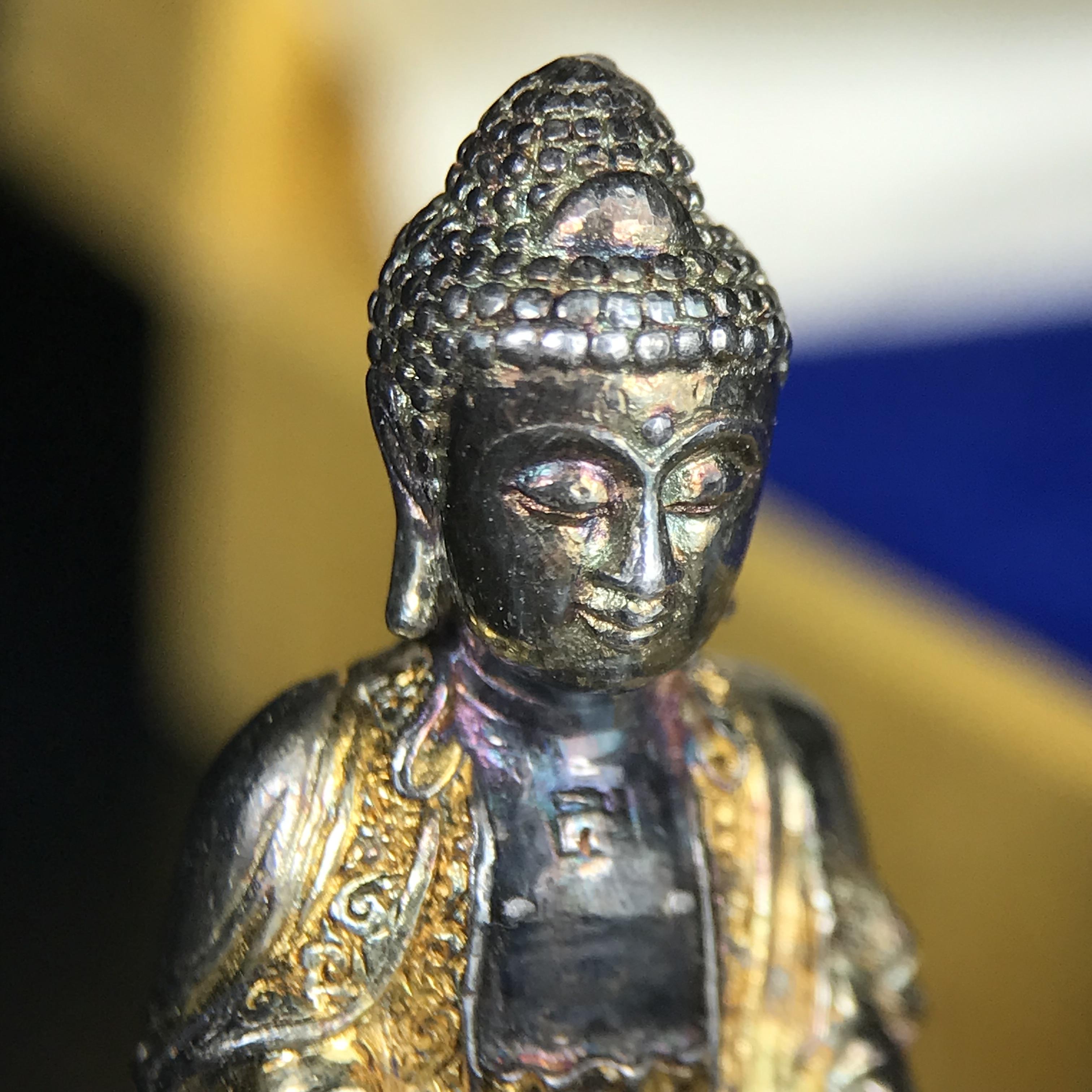 พระกริ่งจีน "ต้าเยิ่นถะ" ชุดกาญจนาภิเษกครองราชย์ 50 ปี วัดบวรนิเวศวิหาร ปี 2538 เนื้อเงินสามกษัตริย์ 99.99% สูง 3.8 ซม. (สภาพผิวสวยเดิมติดรุ้งๆ พิธีใหญ่ พุทธศิลป์งดงาม) สภาพสวยเดิมพร้อมกล่องบรรจุเดิม ***ตอกโค๊ดหมายเลข ๖๒๙๒***