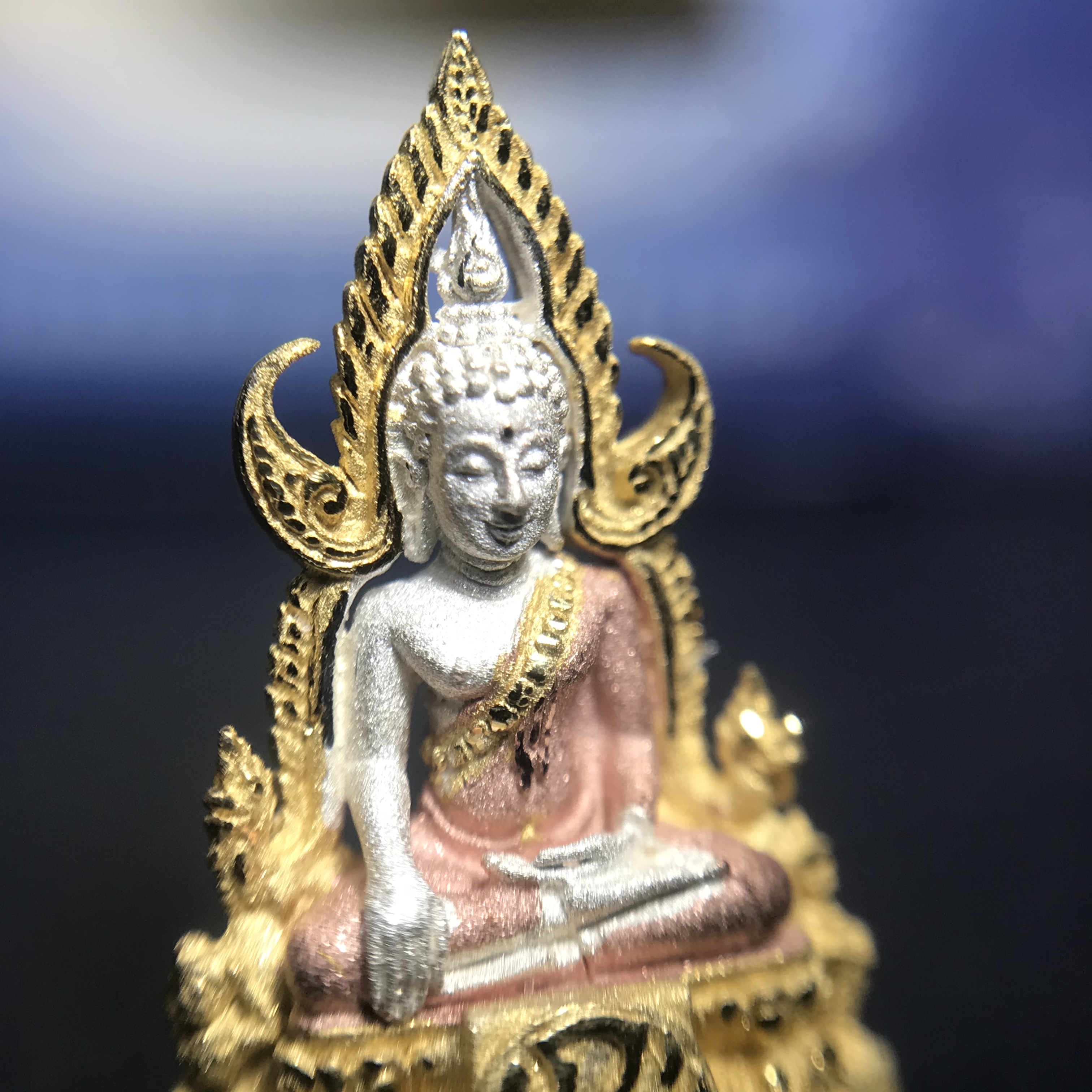 พระพุทธชินราช ภปร. โครงการ เพราะแผ่นดินนี้คือแผ่นดินเกิด เนื้อเงินชุบสามกษัตริย์ ปี2551 ขนาดหน้าตัก1/4นิ้ว (สวยงามหายาก)