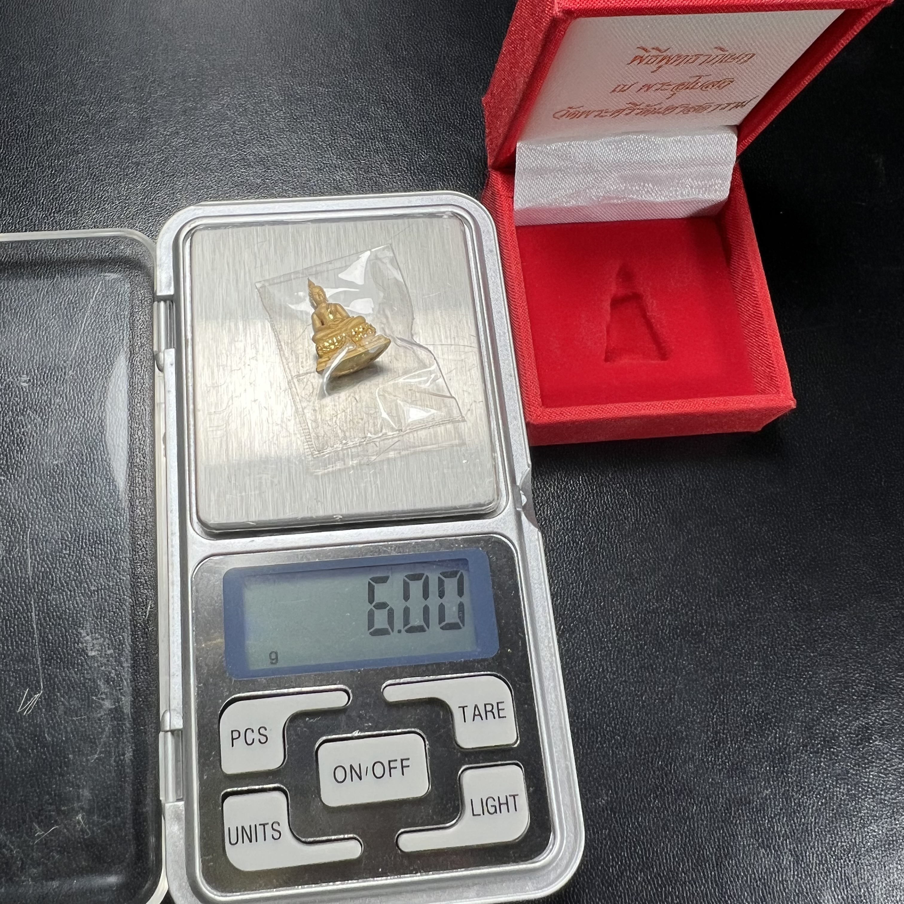 พระชัยวัฒน์พุทธสิหิงค์ ภปร. รุ่นสร้างหอพระธรรมศาสตร์ ปี2542 เนื้อทองคำ(5.9 กรัม)(ผิวเดิม ซีนซองเดิม กล่องครบสวยสมบูรณ์) มหาพิธี 3วาระอันยิ่งใหญ่(ตอกโค๊ตและหมายเลข๘๒๑) (1ใน5000องค์)