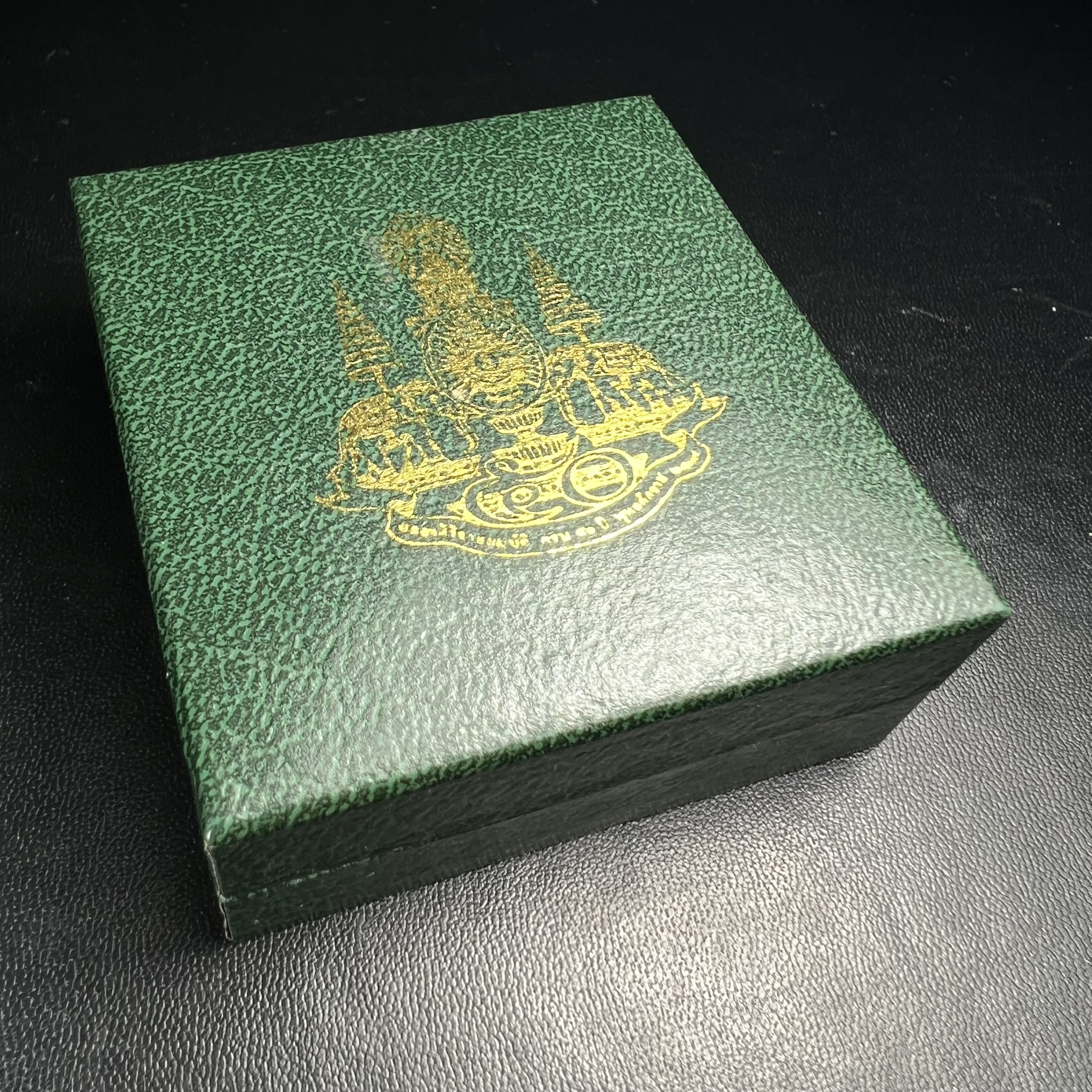 พระพุทธโสธร ภปร. รุ่นย้อนยุค สร้างพระอุโบสถ สมาคมชาวฉะเชิงเทรา จัดสร้าง ปี 2539 วโรกาสครองสิริราชสมบัติครบ 50 ปี เนื้อเงินชุบสามกษัตริย์ทรายนวลขัดเงาบางส่วน(สภาพผิวเดิม เก่าเก็บอย่าดี สวยมาก แบบนี้หายาก) พร้อมกล่องบรรจุและใบรับรองเดิมครบสมบูรณ์