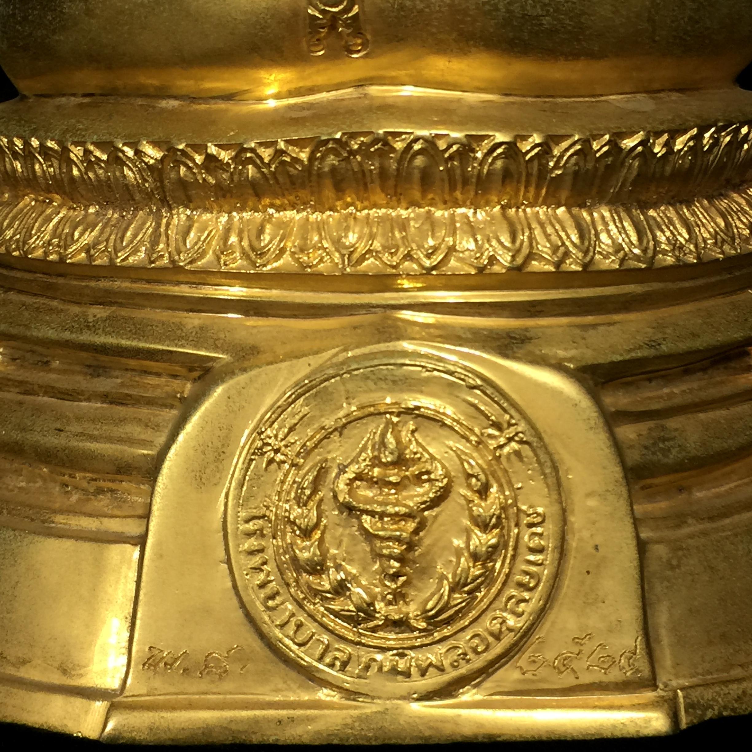 พระบูชาพระพุทธศิรมงคล ภปร. วัตถุมงคลคุ้มเกล้าปี2524 ของมูลนิธิคุ้มเกล้า โรงพยาบาลภูมิพลจัดสร้าง ขนาดหน้าตัก5นิ้ว(ในหลวงรัชกาลที่9 ทรงจุดไฟพระฤกษ์และเททอง พิธีใหญ่)ยอดนิยมหายาก