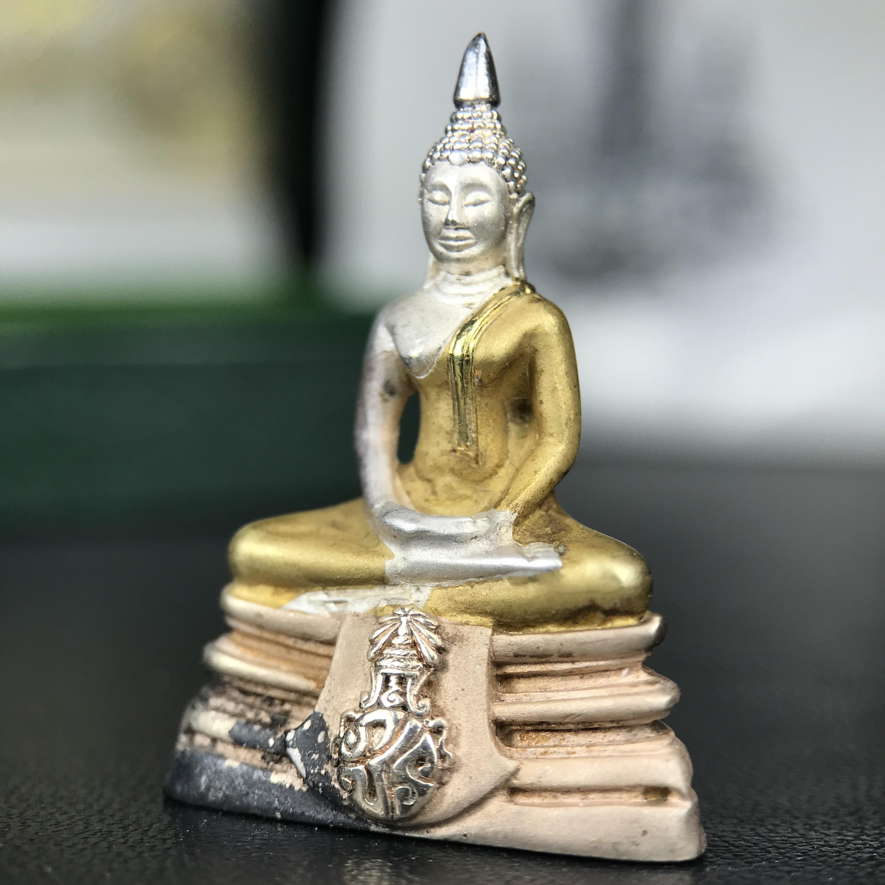 พระพุทธโสธร ภปร. รุ่นย้อนยุค สร้างพระอุโบสถ สมาคมชาวฉะเชิงเทรา จัดสร้าง ปี 2539 วโรกาสครองสิริราชสมบัติครบ 50 ปี เนื้อเงินชุบสามกษัตริย์ทรายนวลขัดเงาบางส่วน(สภาพผิวเดิม เก่าเก็บ) พร้อมกล่องบรรจุและใบรับรองเดิมครบ