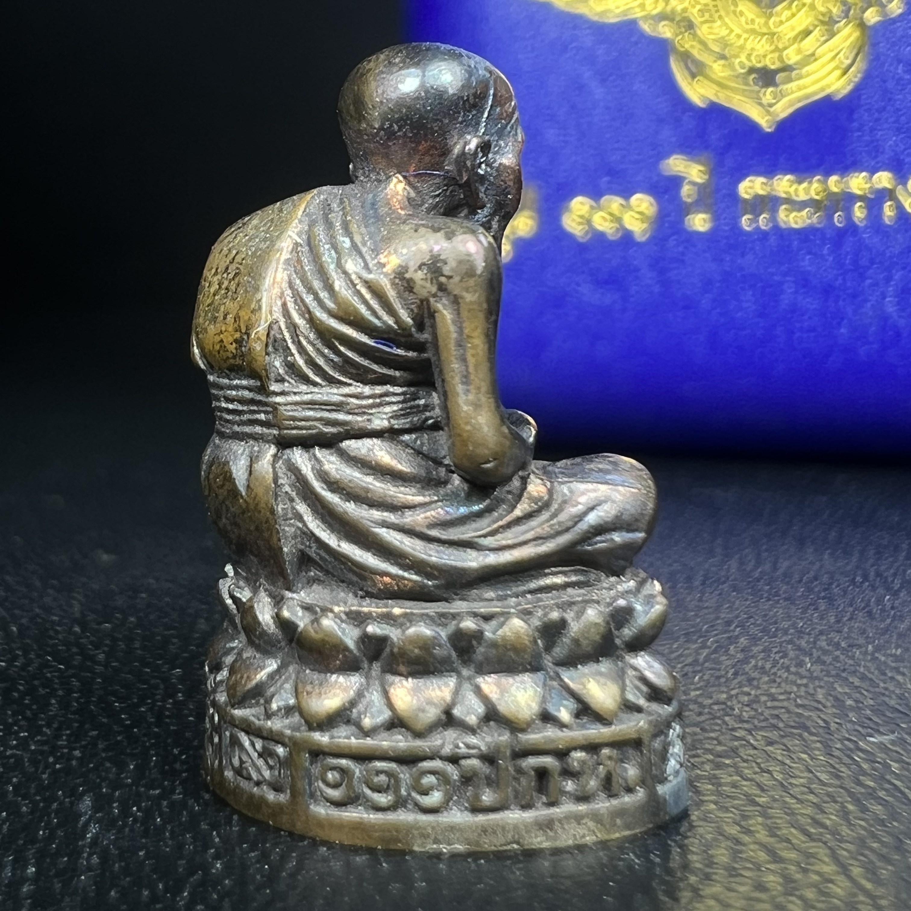 รูปเหมือนหล่อลอยองค์หลวงปู่ทวด รุ่น 111ปี กระทรวงกลาโหม เนื้อนวโลหะรมดำ-ปัดเงา ปี2540 พิธีใหญ่ เข้มขลัง นิยม พร้อมกล่องบรรจุเดิม(คัดสภาพสวยผิวเทพๆผิวรุ้งๆ)ทั้งพิธีทั้งพุทธศิลป์ทรงคุณค่าอีกหนึ่งรุ่นยอดนิยม