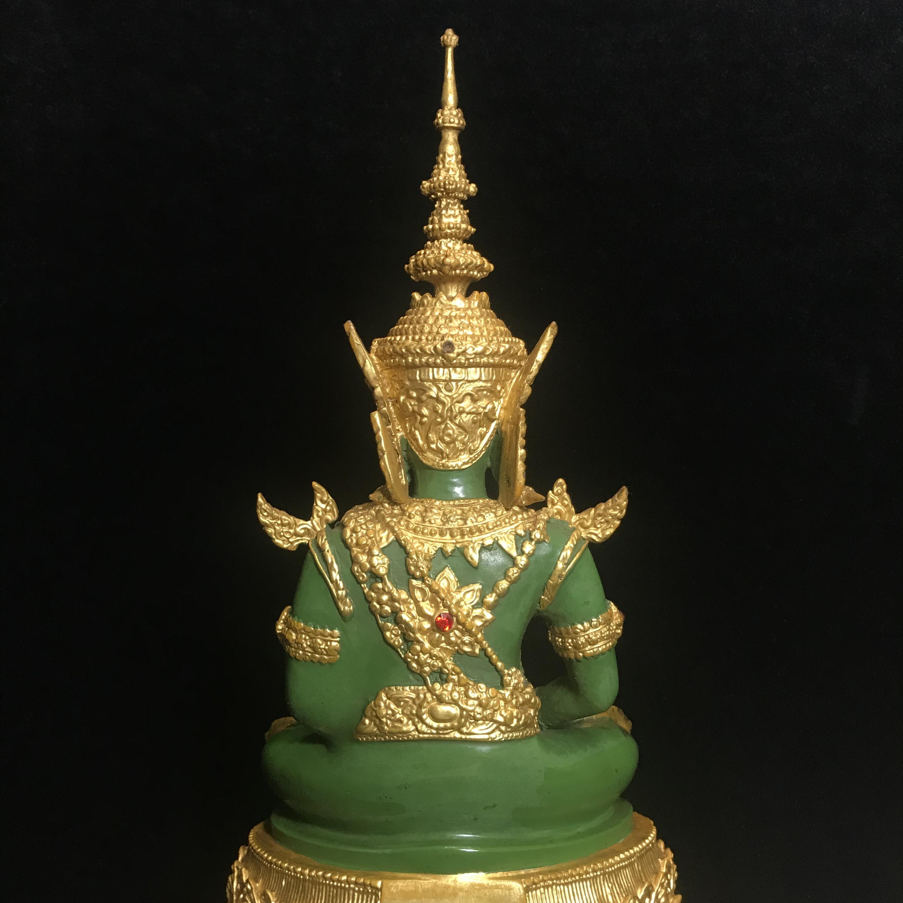 พระพุทธมหามณีรัตนปฏิมากร (จำลอง)พระแก้วมรกต วัดพุทธไทยถาวรวนาราม นครนิวยอร์ก ตรา ภปร. 6รอบ 72พรรษา ในหลวงรัชกาลที่9 ปี2542 ขนาดบูชาหน้าตัก 5นิ้ว หล่อเนื้อโลหะ(ในหลวงรัชกาลที่9 เสด็จเจิมพระสุหร่าย)(1ใน999องค์)