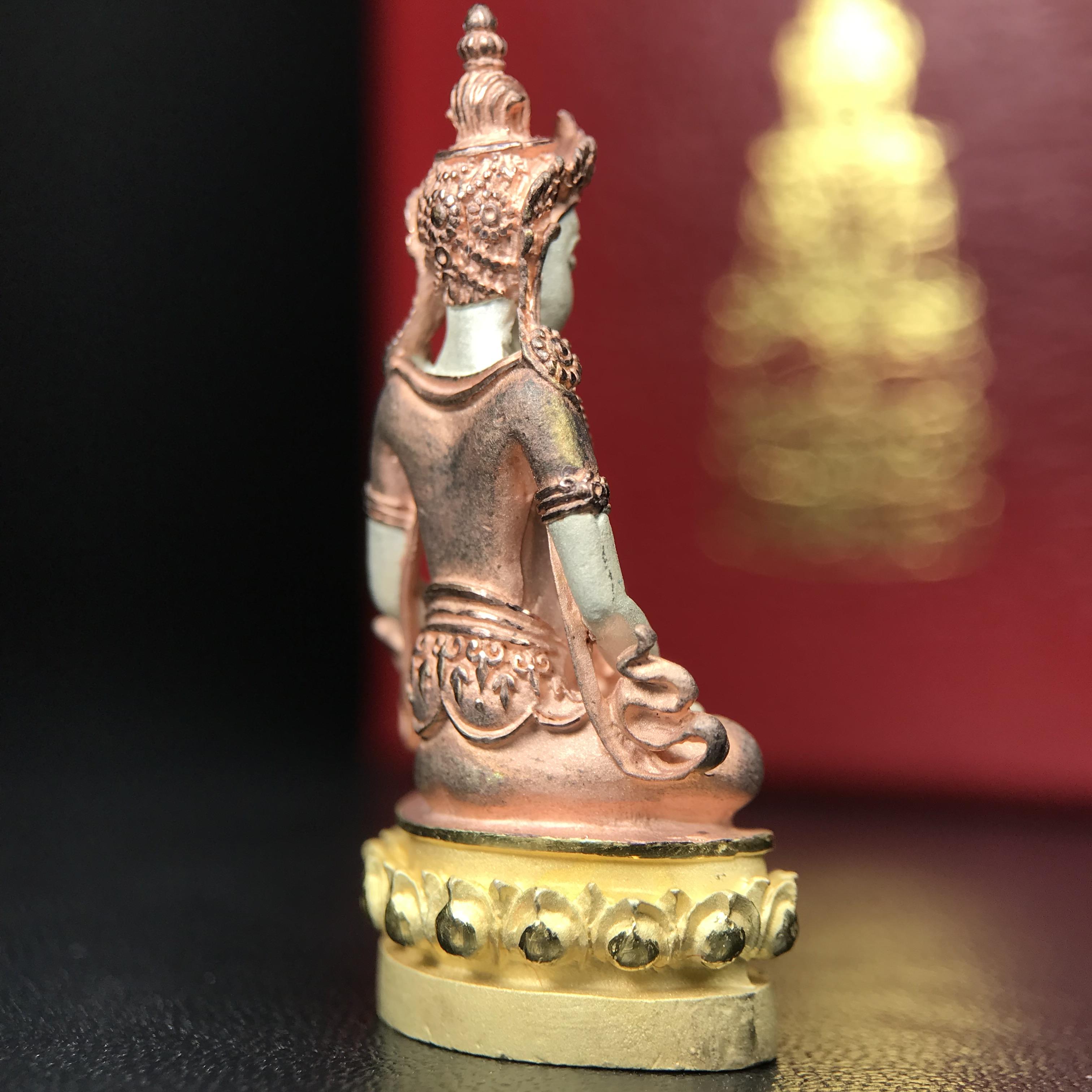 พระกริ่งอวโลกิเตศวร ( เจ้าแม่กวนอิม ) วัดโพธิ์แมนคุณาราม รุ่นอุดมโภคทรัพย์ พ.ศ.2539 เนื้อเงิน 3 กษัตริย์ (องค์พิเศษกรรมการ ฝังเพชรตำแหน่งดวงตาที่สามกลางหน้าผาก 1 เม็ด)(อีกหนึ่งรุ่นยอดนิยม พุทธศิลป์สวยงดงาม)***องค์พิเศษกรรมการฝังเพชร พบเจอน้อยหายากมาก***