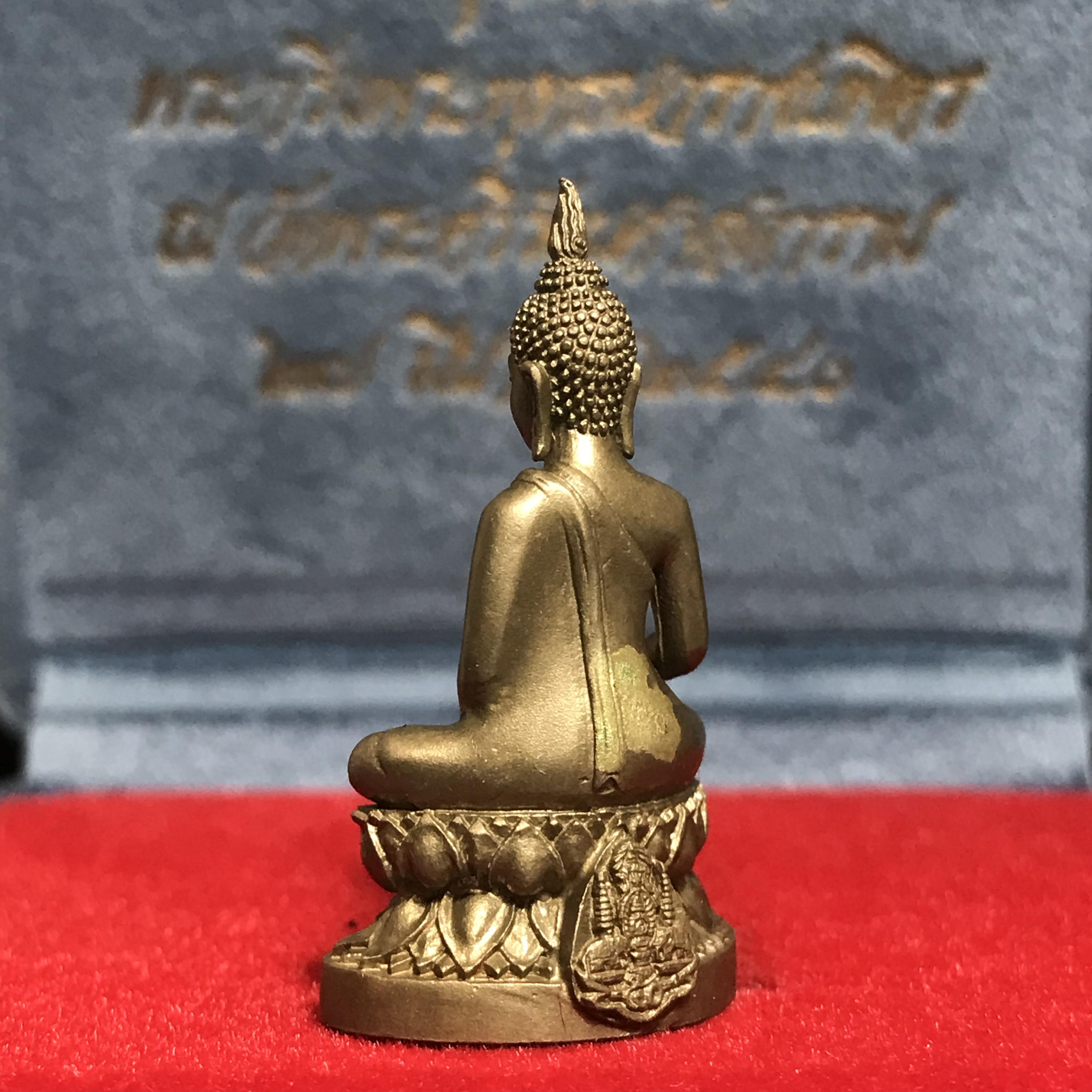 พระกริ่งพระพุทธนวราชบพิตร ครองสิริราชสมบัติครบ 50 ปี พ.ศ.2540 เนื้อทอง93 ชุดพระราชทาน(หายาก)