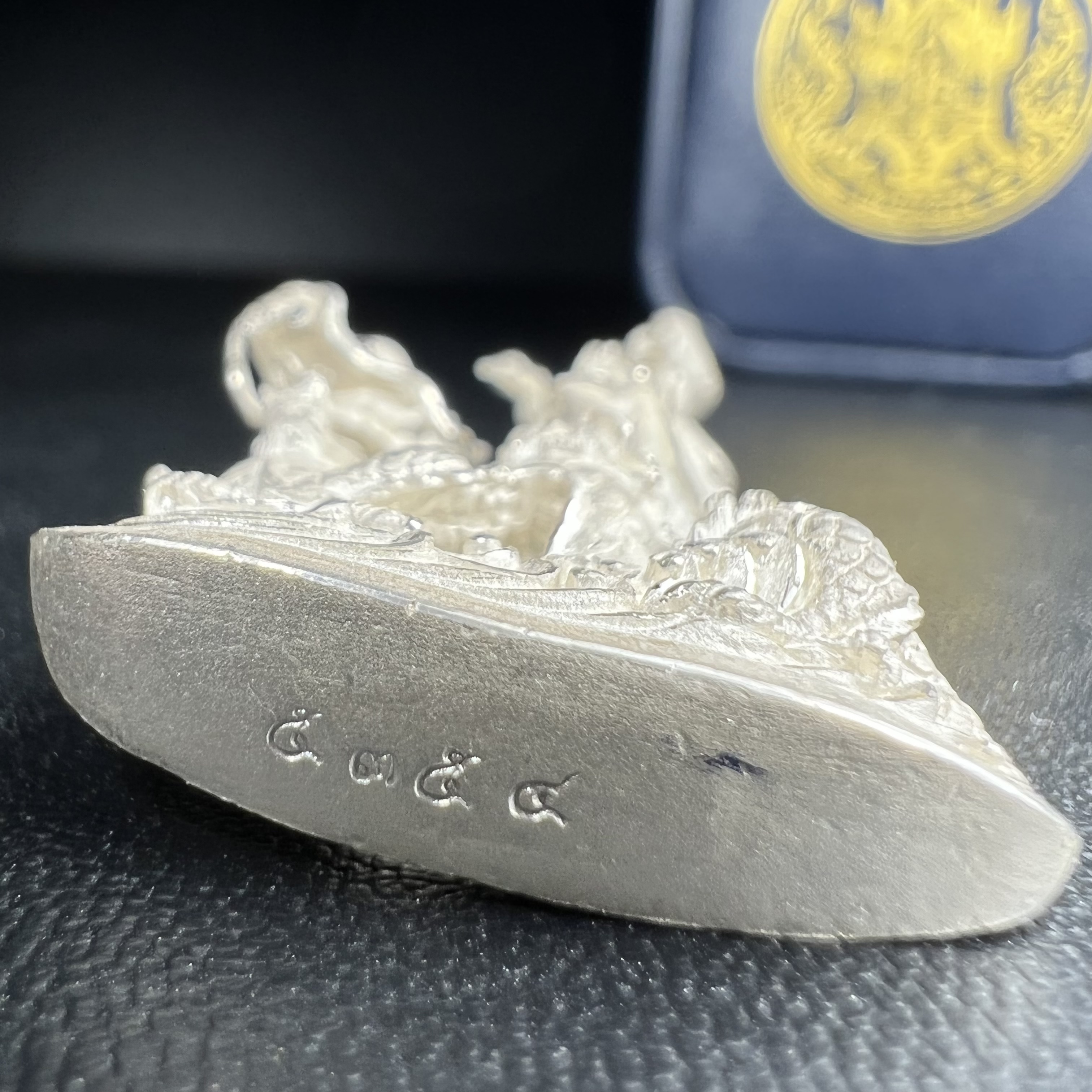 รูปหล่อลอยองค์พระโพธิสัตว์กวนอิม ทรงประทับมังกร จ.ระนอง เนื้อเงิน พิมพ์ใหญ่(สภาพผิว สวยงดงาม ทรงคุณค่า) เฉลิมฉลองในวโรกาสที่พระบาทสมเด็จพระเจ้าอยู่หัวทรงครองสิริราชสมบัติครบ 50 ปี จ.ระนอง พ.ศ.2539