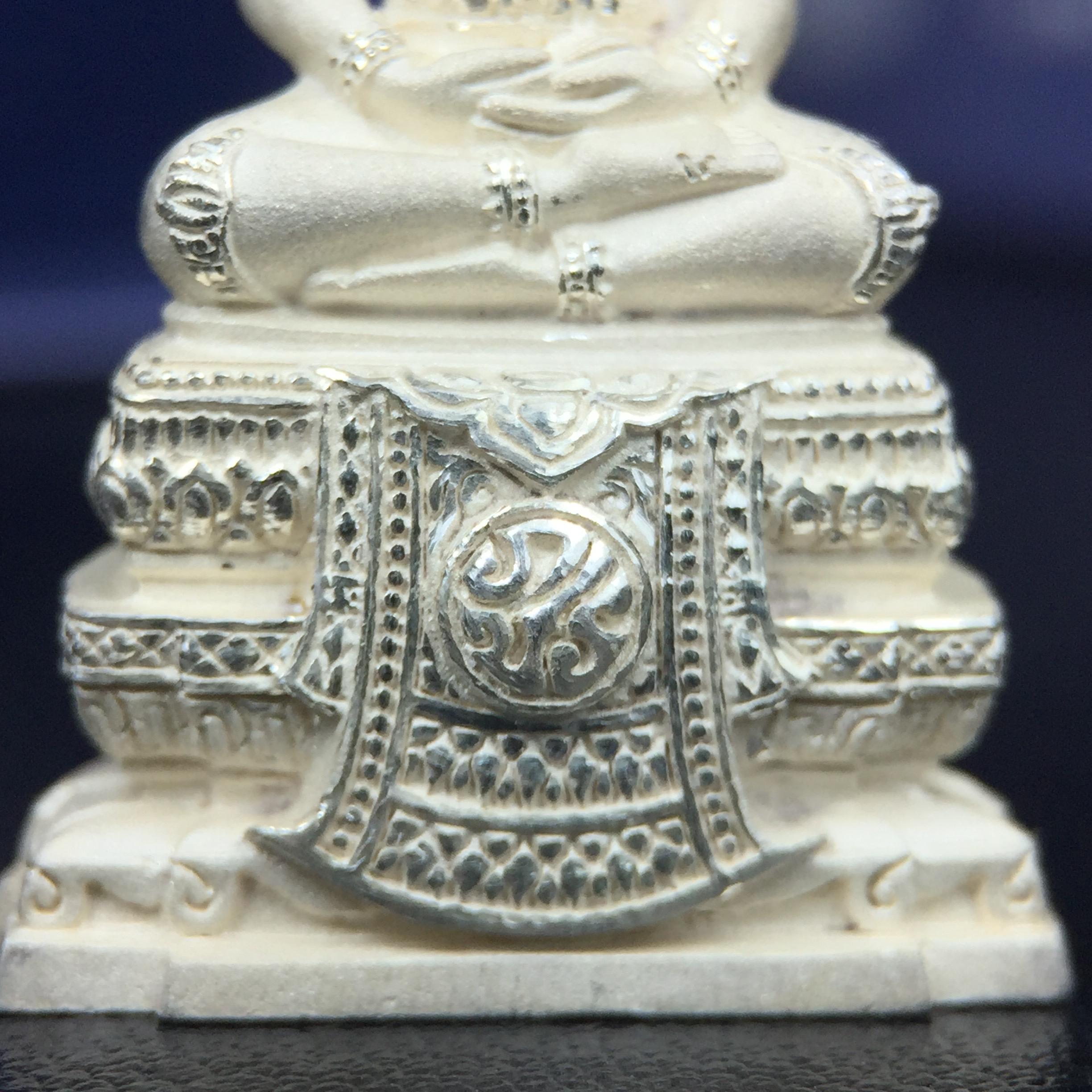 พระแก้วมรกต ภปร. ปี2547 จัดสร้างโดย รพ.ภูมิพลฯ เนื้อเงิน ลอยองค์ หน้าตัก 1/2 นิ้ว งดงามทรงคุณค่าอีกหนึ่งรุ่นยอดนิยม หายาก(1ใน3000องค์)