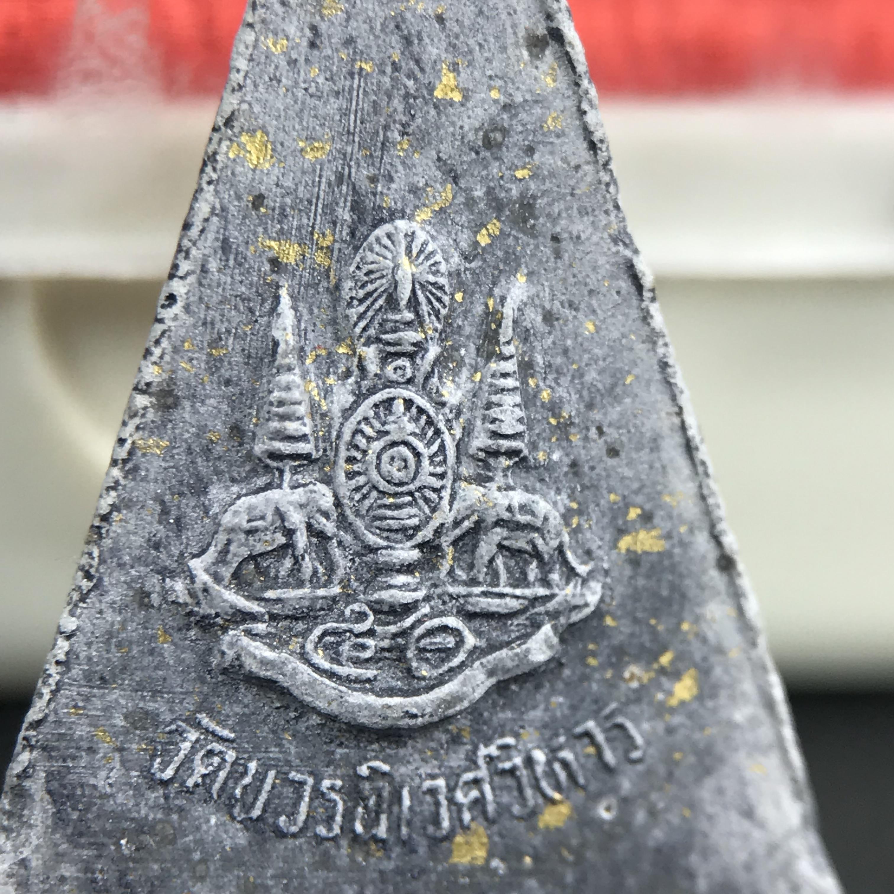 พระกำลังแผ่นดิน พระราชทาน วัดบวรนิเวศวิหาร ปี 2539 พิมพ์เล็กหน้ากากทองคำ (ในหลวง รัชกาลที่ 9 พระราชทานมวลสารจิตรลดา)นิยมหายาก