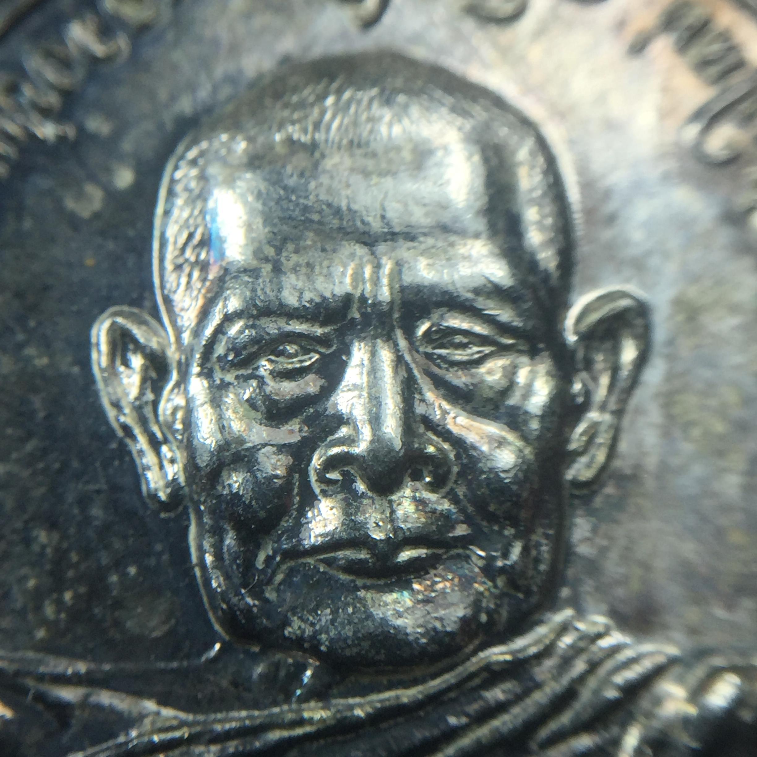 หลวงปู่แหวน วัดดอยแม่ปั๋ง รุ่นสร้างตึกโรงพยาบาล ปี 2521 หลัง ภปร.(ใหญ่) เนื้อกะไหล่เงิน(คัดสวยสภาพผิวเดิมสวยครบสมบูรณ์)