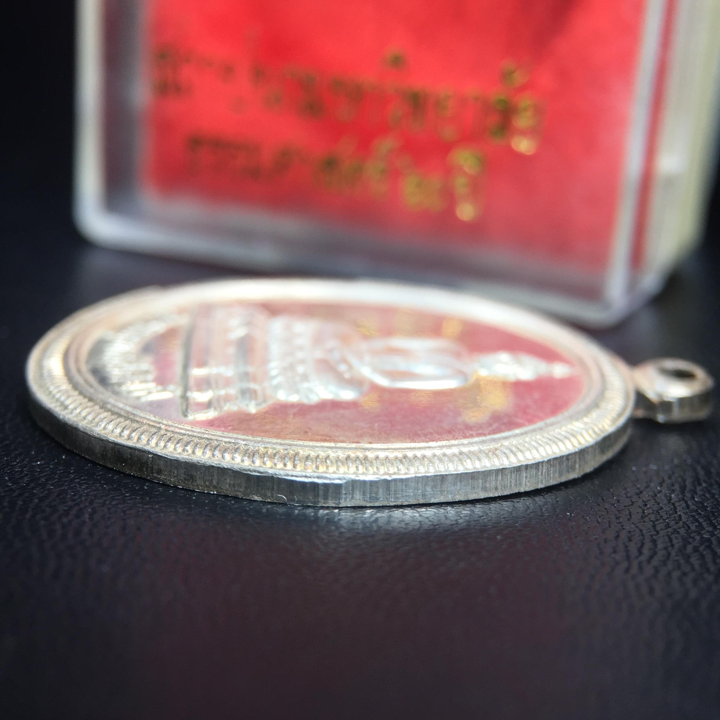 เหรียญพระพุทธสิหิงค์ ภปร. รุ่นมหาลัยธรรมศาสตร์ 60ปี พ.ศ.2537 พิมพ์ใหญ่ เนื้อเงินพร้อมกล่องบรรจุเดิม(ในหลวงรัชกาลที่9เสด็จในพิธี)(พิธีใหญ่ เกจิที่มีชื่อเสียงมาร่วมปลุกเสกจำนวนมาก ชนวนมาลสารเก่าเข้มขลัง )ของดีธรรมศาสตร์ที่ศิษย์เก่าไม่ควรพลาด