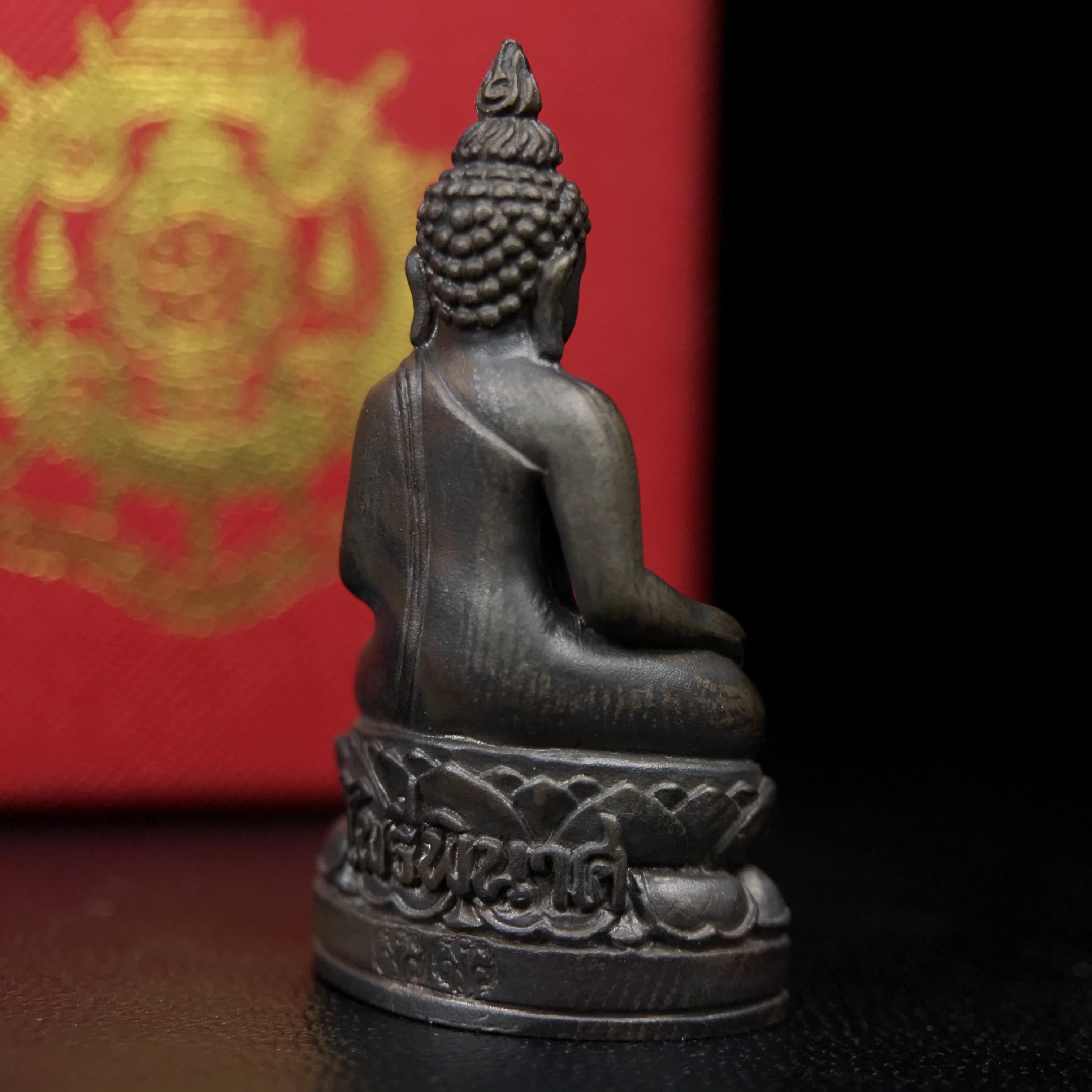 พระกริ่งไพรีพินาศ บรรจุเหล็กไหล ครั้งแรกและครั้งเดียวในประวัติศาสตร์ เฉลิมพระเกียรติ พระบาทสมเด็จพระเจ้าอยู่หัวรัชกาลที่9 พระชนมพรรษา 6 รอบ ปี2542 เนื้อนวโลหะผสมทองคำ(บรรจุเหล็กไหล)ดีนอก-ดีใน พิธีใหญ่ มวลสารเด่น(หายาก พิเศษกรรมการ ตอก 2 โค๊ต พบเจอน้อยมาก)