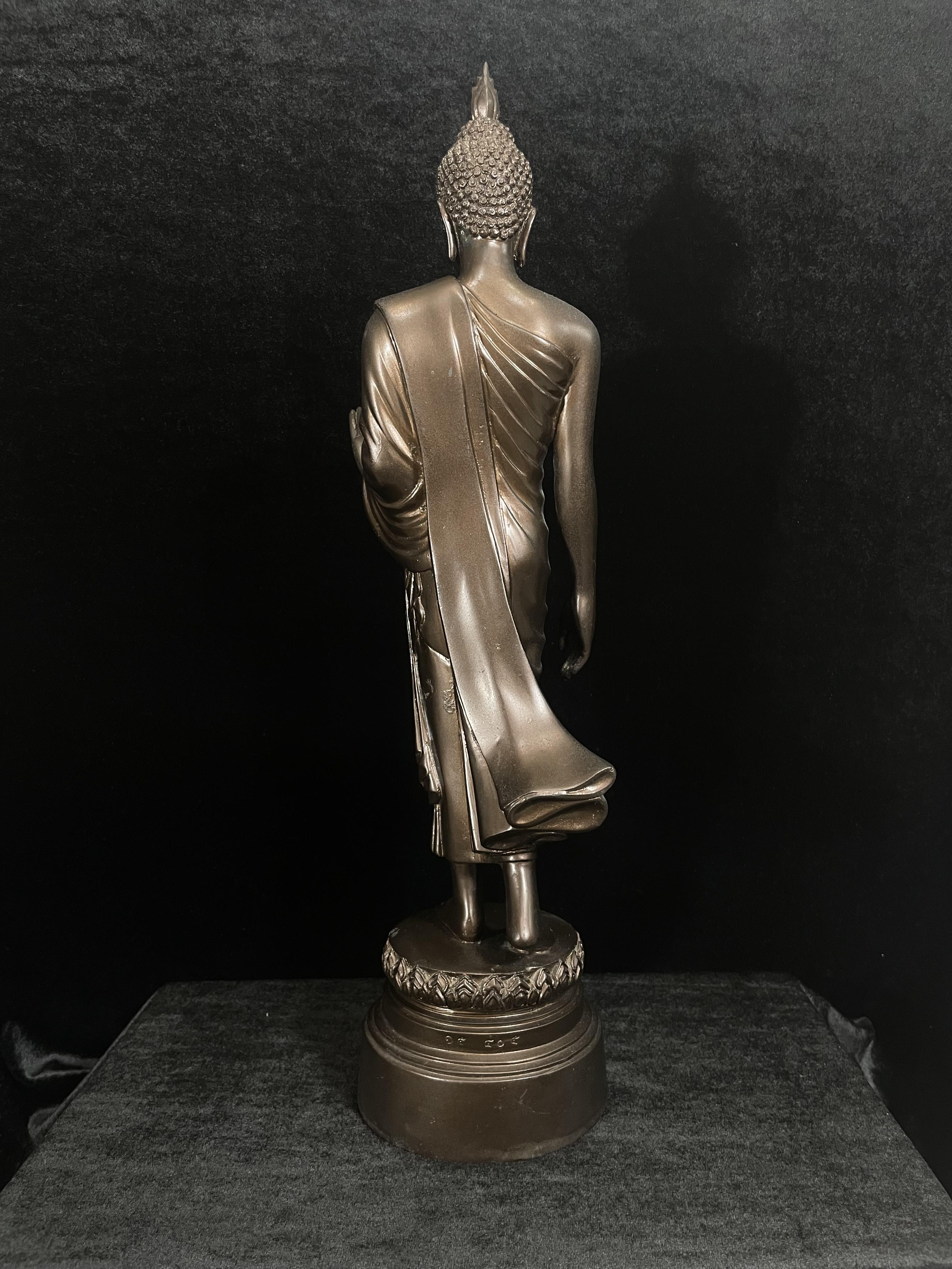 พระบูชา 25พุทธศตวรรษ พระศรีศากยะทศพลญาณ ประธานพุทธมณฑลสุทรรศน์ ปี2530 ตราสัญลักษณ์ ในมหาวาระพระชนมพรรษา ครบ 5 รอบ 60 พรรษา เมื่อ 5 ธันวาคม ปี 2530 หมายเลข (๑๕)๔๐๕ (เลขสวยผลรวมได้ 9 เจริญก้าวหน้าในทุกๆด้าน) ขนาดความสูง 15 นิ้ว รวมฐานสูง 18 นิ้ว(นิยมหายาก)