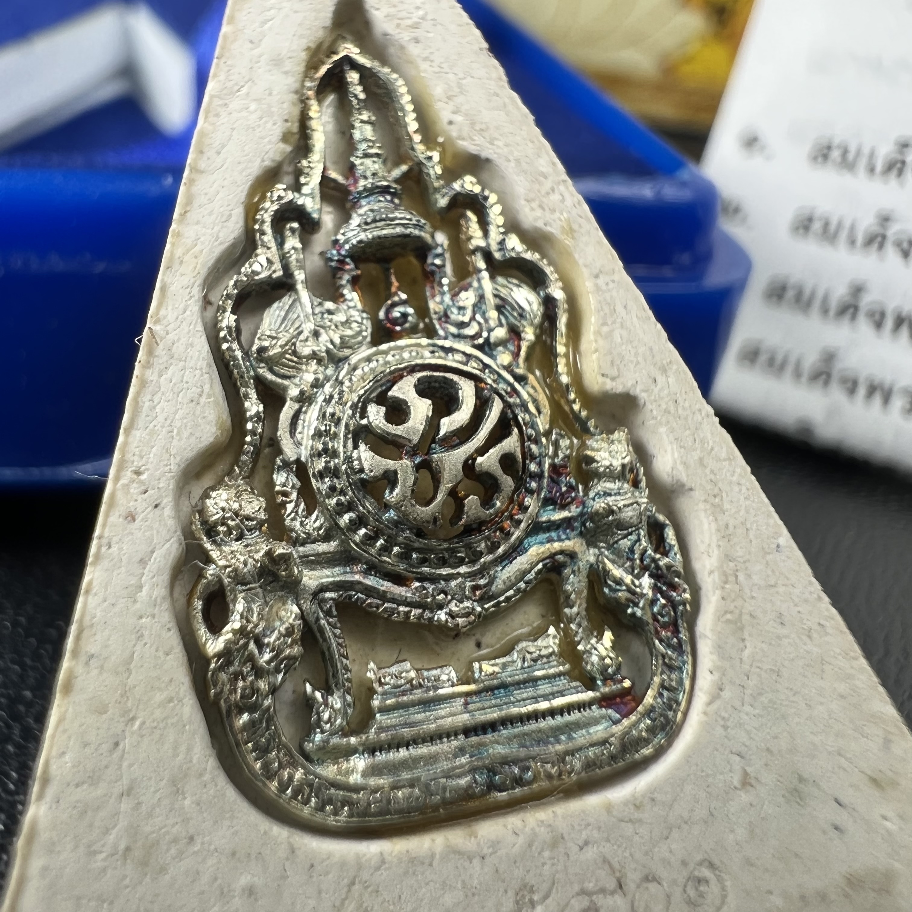 พระแก้วมรกต(จำลอง)ทรงเครื่องฤดูร้อน พระผงบูชา ด้านหน้าปิดทอง ด้านหลังตราฉลองสิริราชสมบัติครบ 60ปี เนื้อเงินขึ้นสีรุ้งธรรมชาติสร้างสรรค์งดงาม(รุ่นนี้ได้พระราชทานเส้นพระเจ้า(เส้นผม)รัชกาลที่9ในการจัดสร้าง)***องค์นี้พิเศษมองเห็นเส้นผมติดอยู่ด้านหลังชัดเจน***