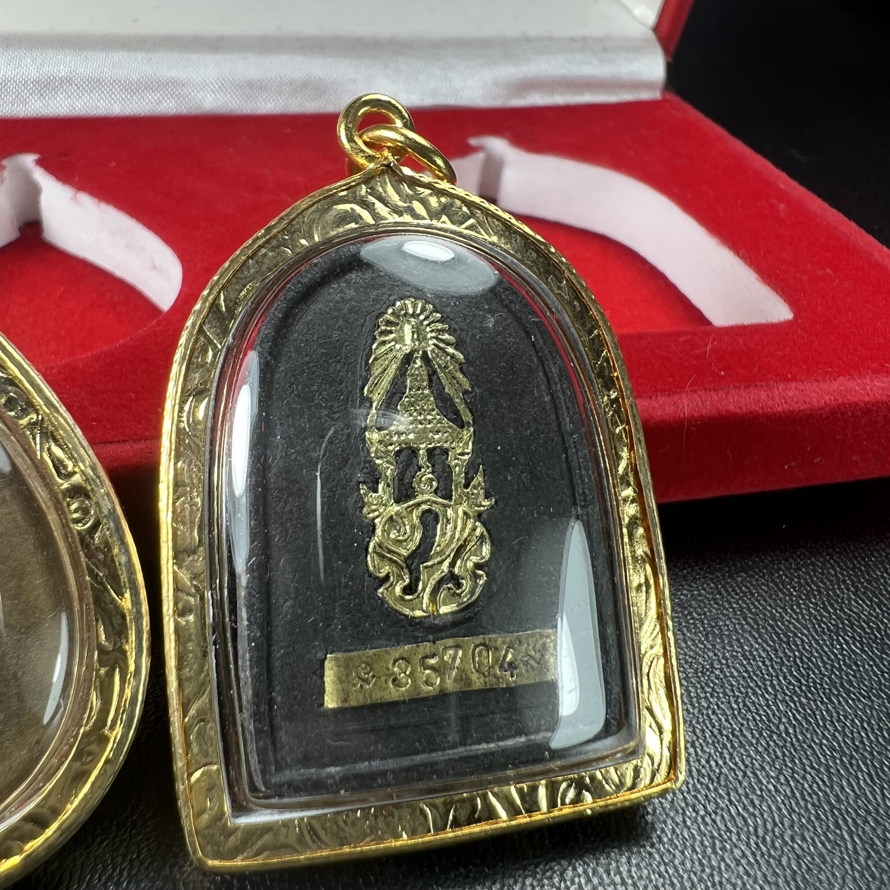 พระชุดของขวัญ 3 องค์ พระหลวงปู่ทวด ภปร. ทรงกลีบบัวและกลีบขนุนพร้อมเหรียญพระพุทธสิงหธรรมมงคล ปี 2547 (ชนวนเก่า)เนื้อว่านด้านหลังมี ภปร. เป็นโลหะผสมสูง 3.3ซม.พิธีใหญ่ มวลสารดี ปลุกเสกวัดพระแก้ว(งานเลี่ยมกรอบเดิมจากผู้จัดสร้างห่อหุ้มด้วยทองนพเกล้า)