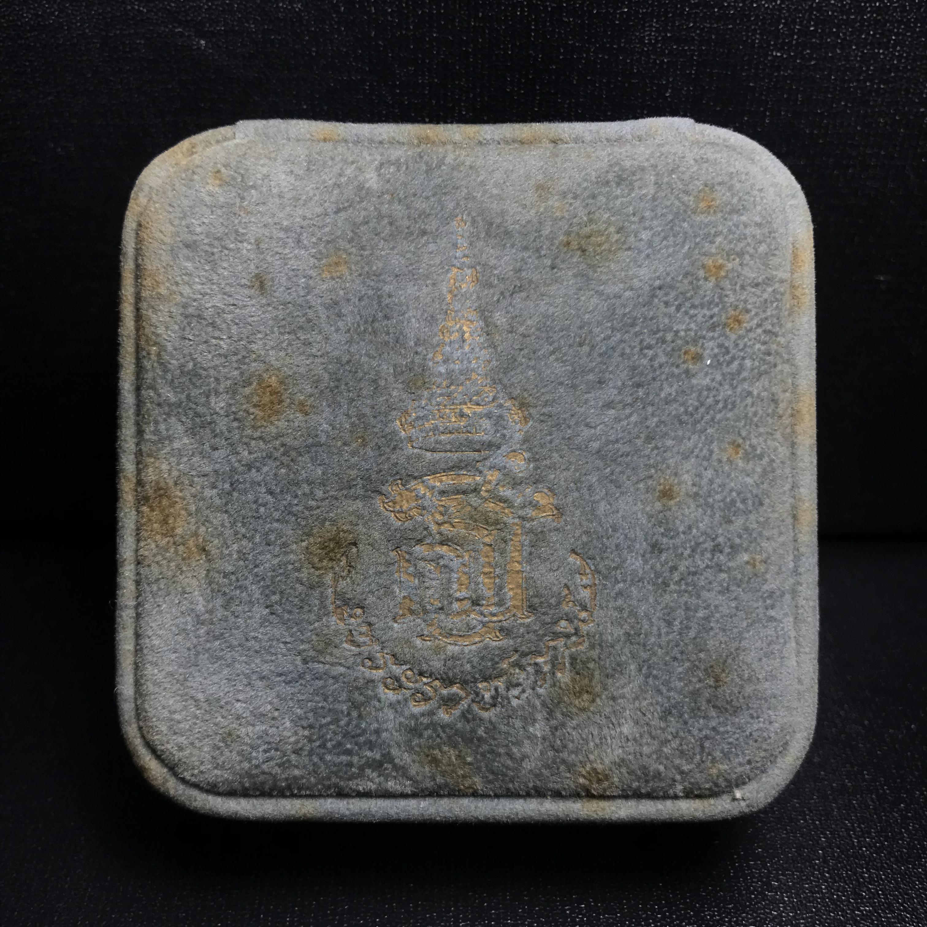 พระกริ่งพระพุทธนวราชบพิตร ครองสิริราชสมบัติครบ 50 ปี พ.ศ.2540 เนื้อทอง93 ชุดพระราชทาน(หายาก)