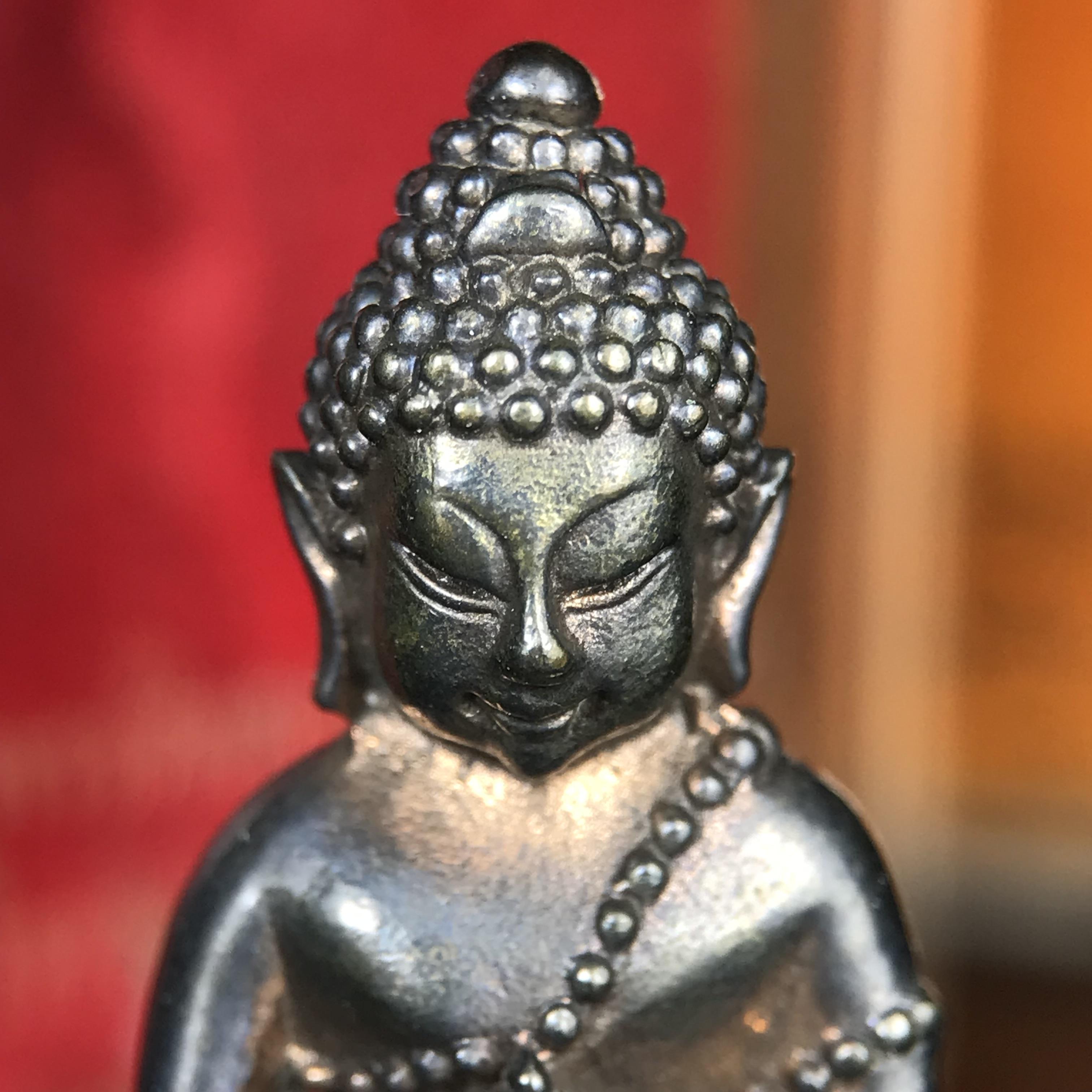 พระกริ่งนเรศวรพระองค์ดำ + พระชัยวัฒน์พระองค์ดำ อนุสรณ์ 100 ปี พิษณุโลกพิทยาคม (โรงเรียนชาย) พิธีจักรพรรดิมหาพุทธาภิเษก ปี 2542 เนื้อนวโลหะ(เต็มสูตรแก่ทองคำ) พิธีใหญ่มวลสารดีเกจิอาจารย์ยอดนิยมร่วมปลุกเสก*** ตอกโค้ดและหมายเลข*** 1 ใน 4999 องค์ ยอดนิยมหายาก