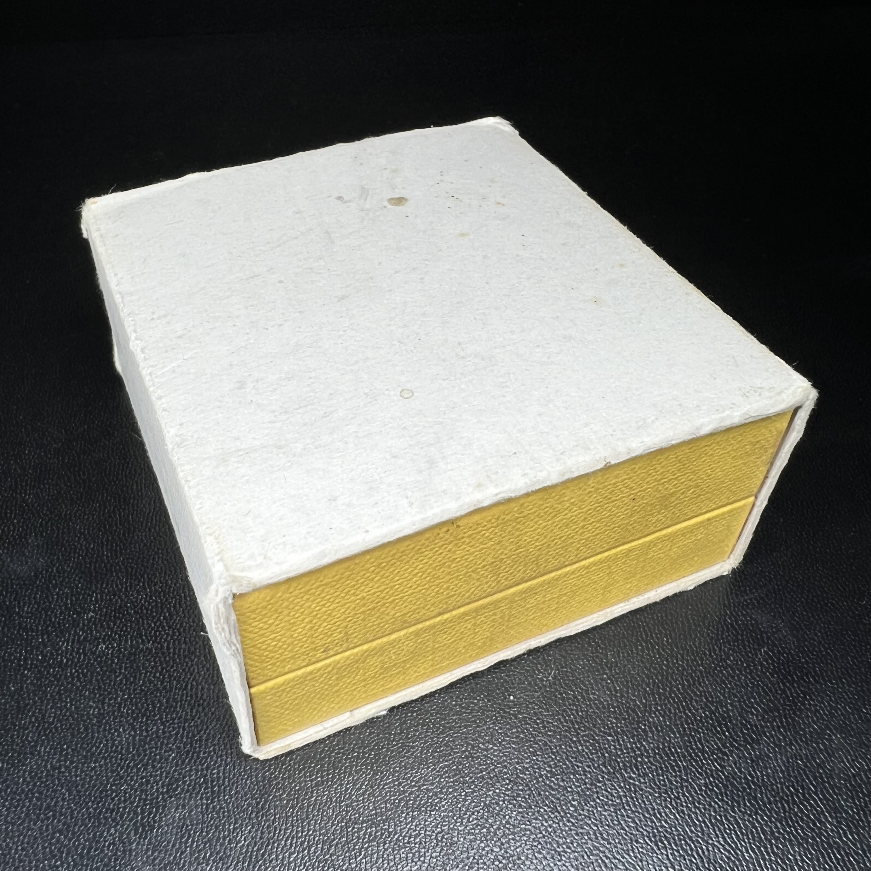 พระพุทธมหาสุวรรณปฏิมากร (หลวงพ่อทองคำ) หลังตรามหามงคลเฉลิมพระชนมพรรษา 80 พรรษา รัชกาลที่9 วัดไตรมิตรวิทยาราม กรุงเทพฯ ปี 2550 พระพิมพ์หน้าทองคำ(หายาก 1 ใน 999 องค์)