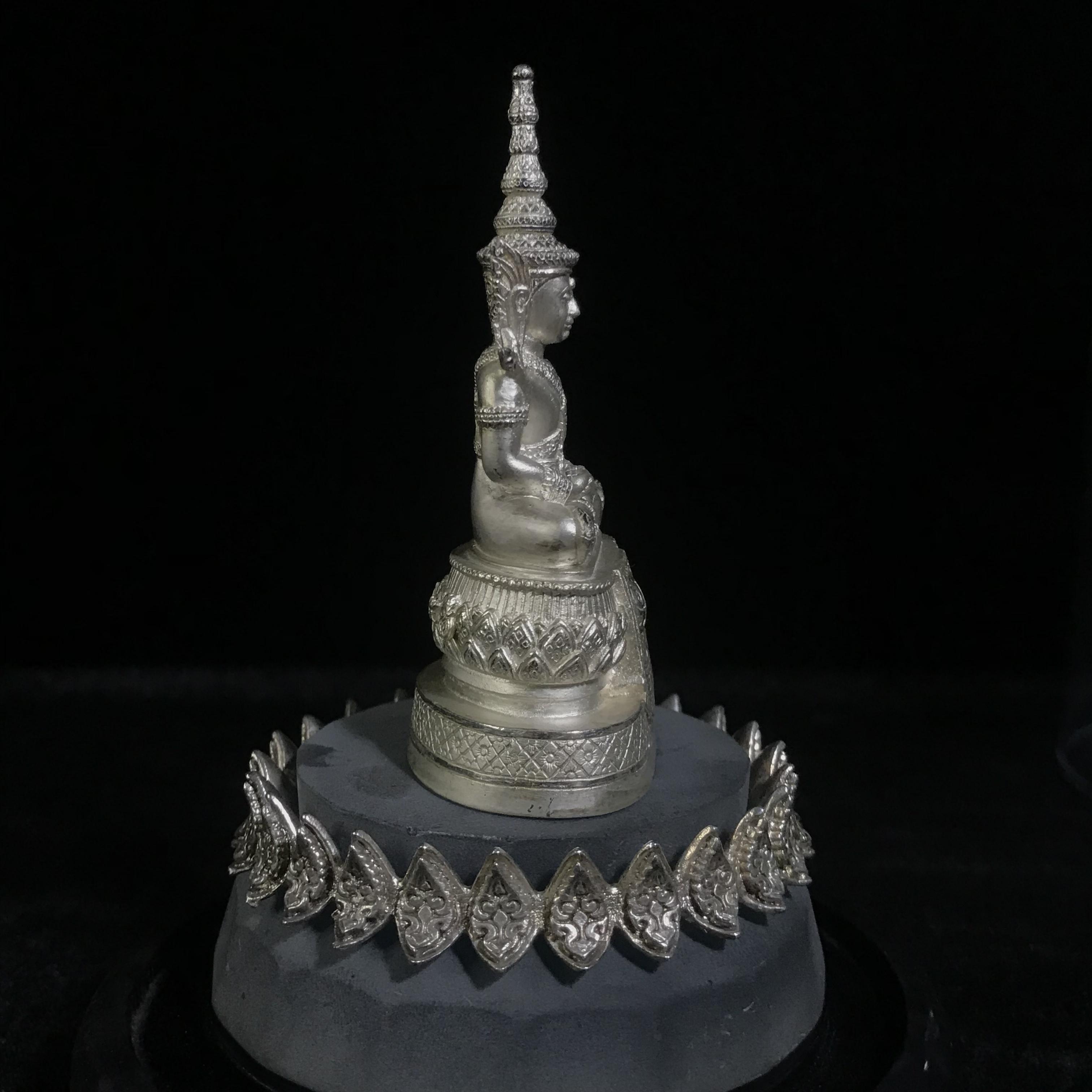 พระแก้วมรกต ภปร.(รุ่นแรก) ปี2545 รุ่นฉลองกรุงรัตนโกสินทร์ครบ 220 ปี หล่อลอยองค์ เนื้อเงิน ขนาดบูชา 50*90 มม. พร้อมฐานวางครอบแก้วเดิม(สวยงามและหายากมาก)(1ใน3000องค์)