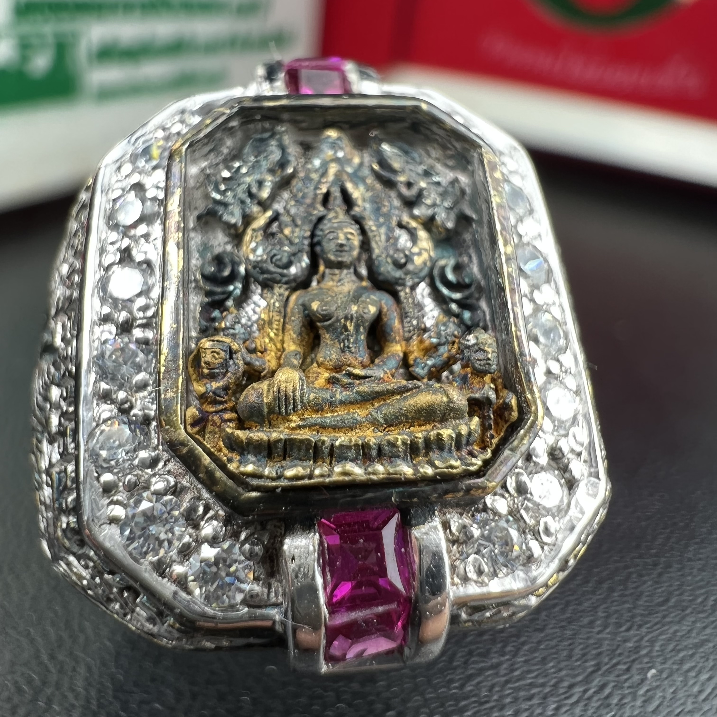 แหวนพระพุทธชินราช ภปร. ในวโรกาสเฉลิมพระชนมายุ6รอบ 5ธันวาคม2542 มูลนิธิพิทักษ์ดวงตาประชาชน จัดสร้าง แหวนเนื้อเงินเคลือบทองคำบริสุทธิ์ประดับเพชร CZ เกรดนอก ตอกโค๊ตและหมายเลข 504(ผลรวมได้ 9 เลขมหามงคลเจริญก้าวหน้าในทุกด้าน) พร้อมกล่องบรรจุเดิมครบ(หายาก)