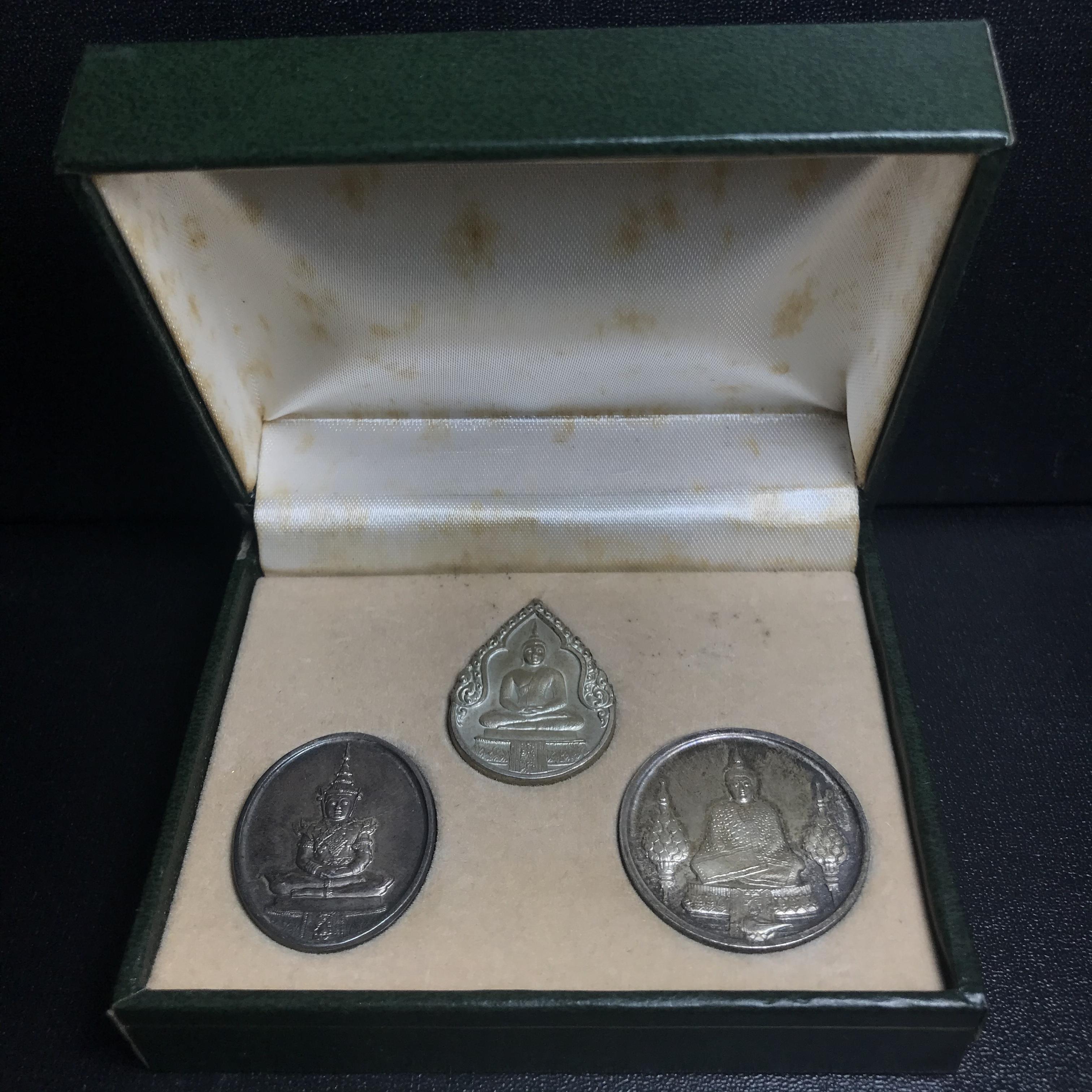 เหรียญพระแก้วมรกตหลัง ภปร ฉลองกรุงรัตนโกสินทร์ครบ 200 ปี พ.ศ.2525 เนื้อเงินกล่องบรรจุเดิมครบ3พิมพ์(บล็อกพระราชศรัธา)(ในหลวงรัชกาลที่9 เสด็จในพิธี)