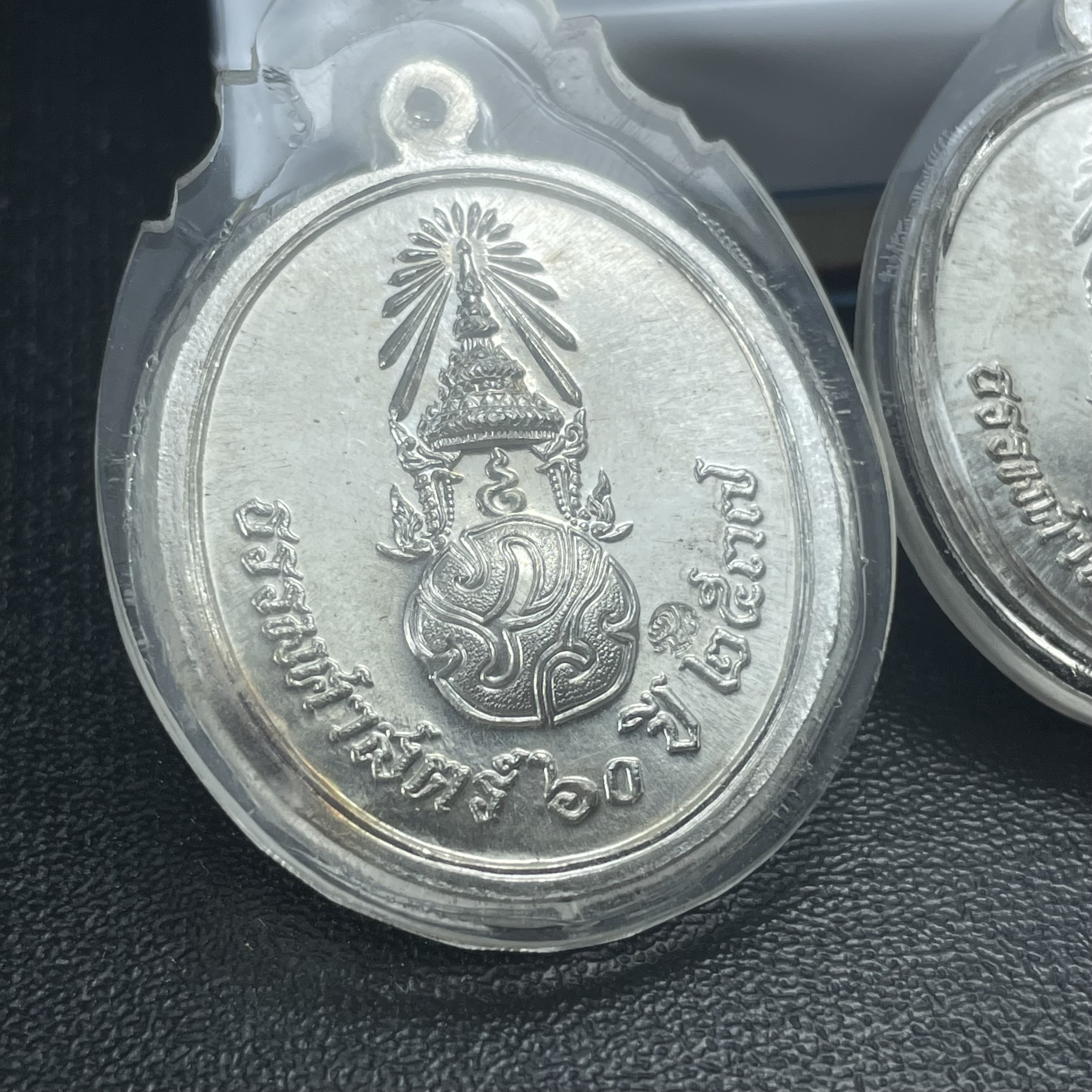 เหรียญพระพุทธสิหิงค์ ภปร. รุ่นมหาลัยธรรมศาสตร์ 60ปี พ.ศ.2537 พิมพ์ใหญ่+พิมพ์เล็ก เนื้อเงินผิวเดิม(ในหลวงรัชกาลที่9เสด็จในพิธี)(หลวงตามหาบัวร่วมปลุกเสก)