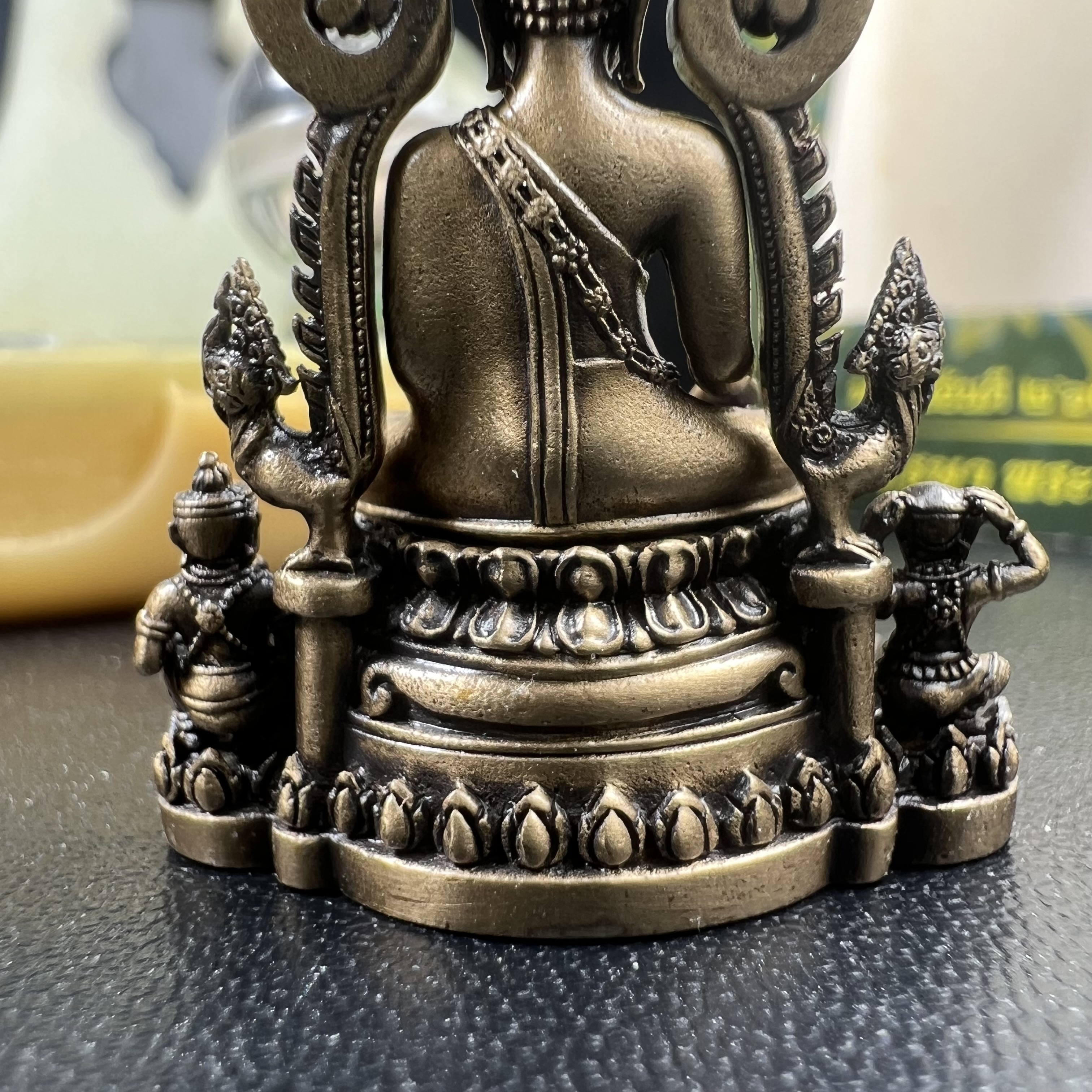 พระพุทธชินราช(จำลอง) ภปร. 84 พรรษา ปี 2554 เนื้อบรอนซ์รมดำซาติน พิมพ์กลางขนาดหน้าตัก 1/2 นิ้ว(พระราชทานมวลสาร จิตรลดาและเส้นพระเจ้า(เส้นผม)รัชกาลที่9)พุทธศิลป์ทรงคุณค่าอีกหนึ่งรุ่นยอดนิยม