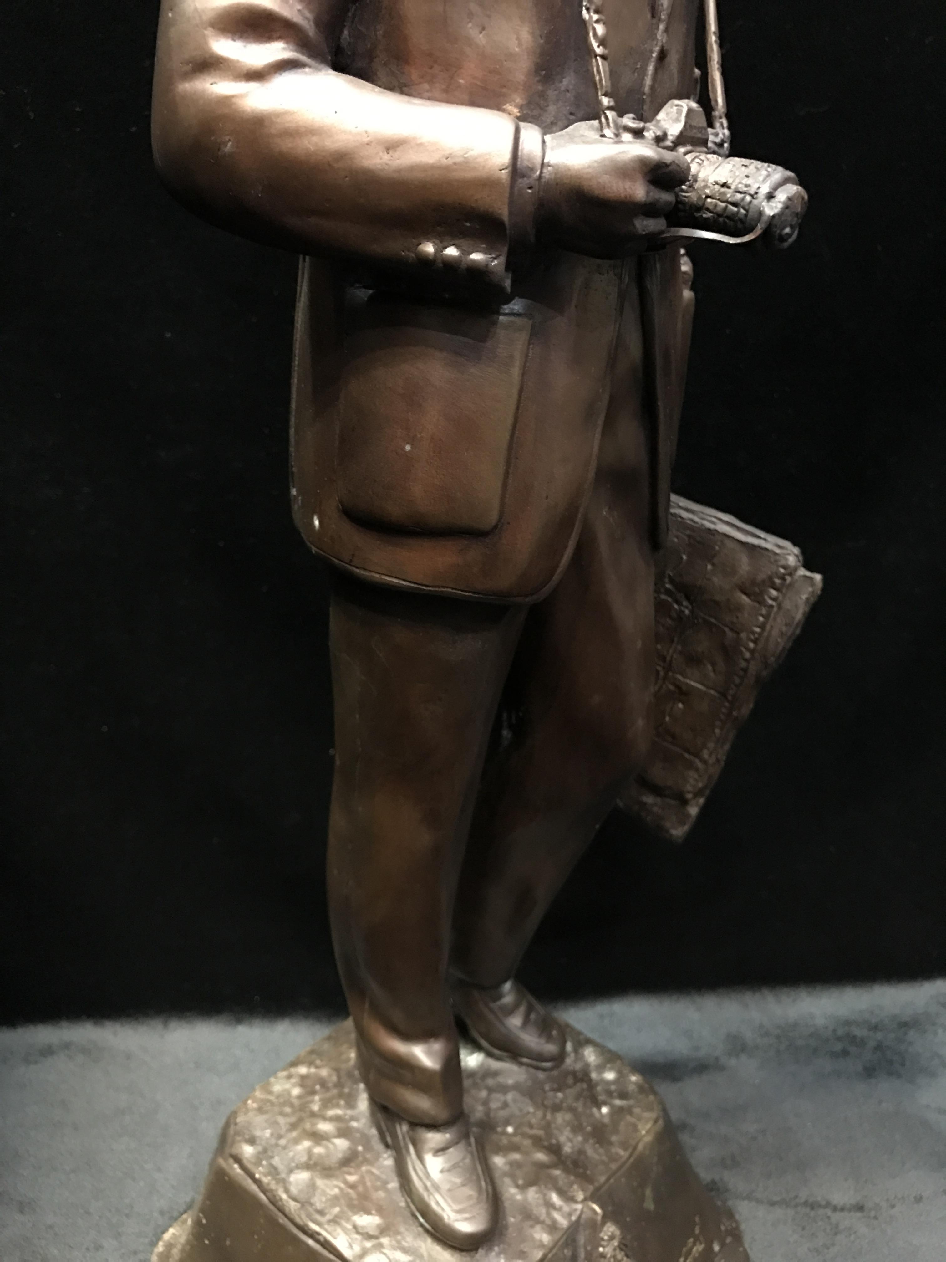 พระบรมรูป รัชกาลที่ 9 แบบทรงงาน(พระทรงเป็นยิ่งกว่ามหากษัตริย์) วัดญาณสังวรวราราม ปี2539 เนื้อโลหะผสมรมดำ ฐานกว้าง 6.5 นิ้ว สูง 22 นิ้ว(1ใน599องค์)