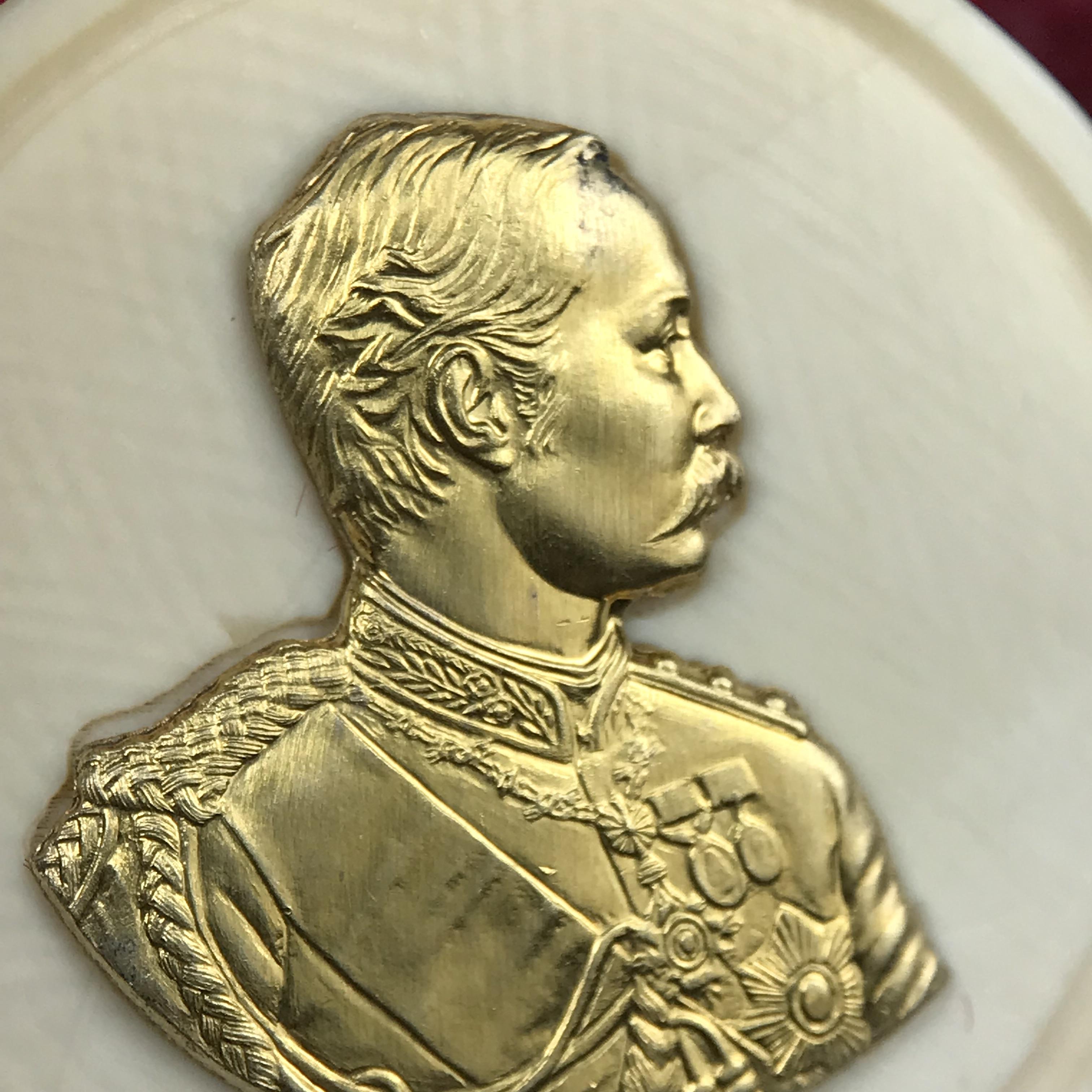 เหรียญรัชกาลที่ 5 คชสารหมื่นปี หลวงพ่ออุตตมะ วัดวังก์วิเวการาม ปี 2540 พิมพ์ใหญ่ขนาด 3.0 ซม. หน้ากากทองคำบริสุทธิ์ 99.99% (ผิวสวยเดิม)พร้อมกล่องบรรจุเดิมและใบรับรองเดิมครบ(ควรคู่ผู้รู้คุณค่า ด้วยวัตถุมงคล เสริมบุญญาบารมี)